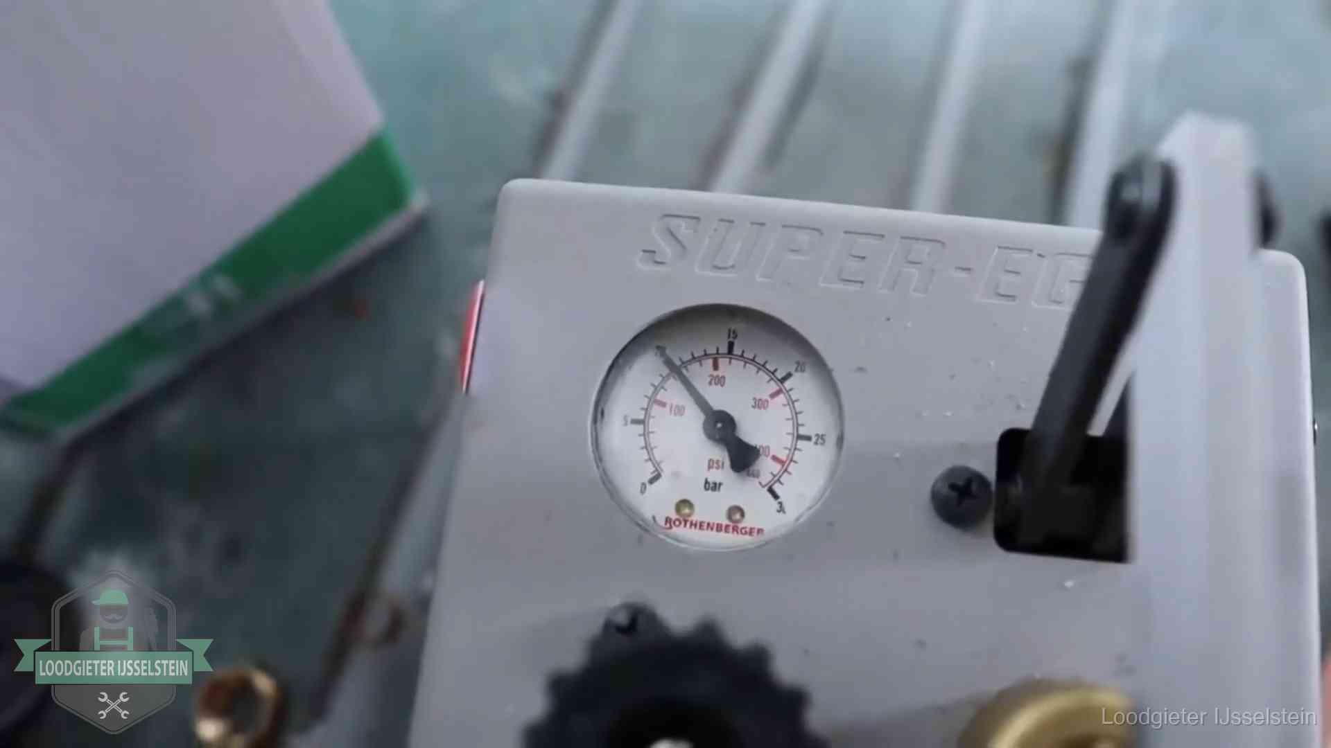 Verzekerd en aansprakelijk in IJsselstein Manometer van een afperspomp bij controle van nieuw leidingwerk in IJsselstein