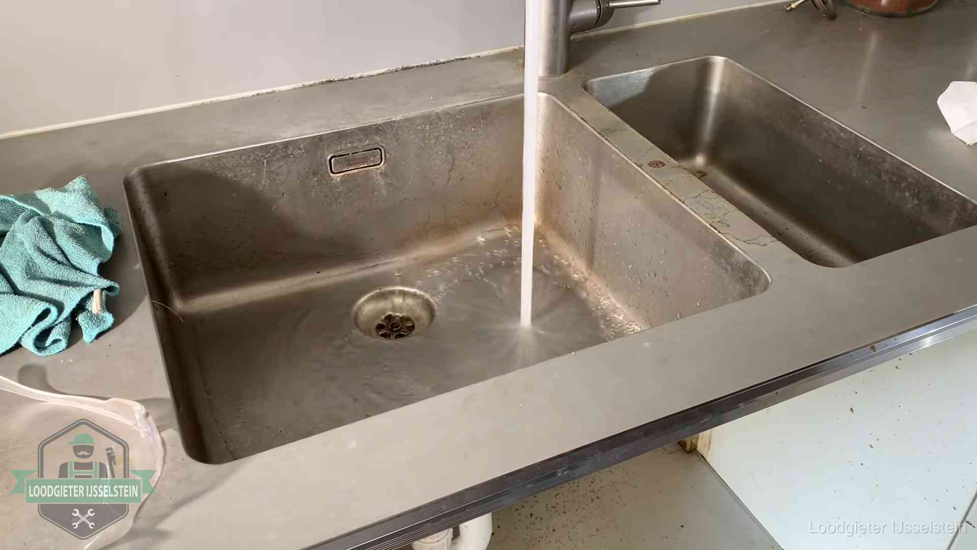 Doorstroomtest van de afvoer bij een gootsteen in IJsselstein