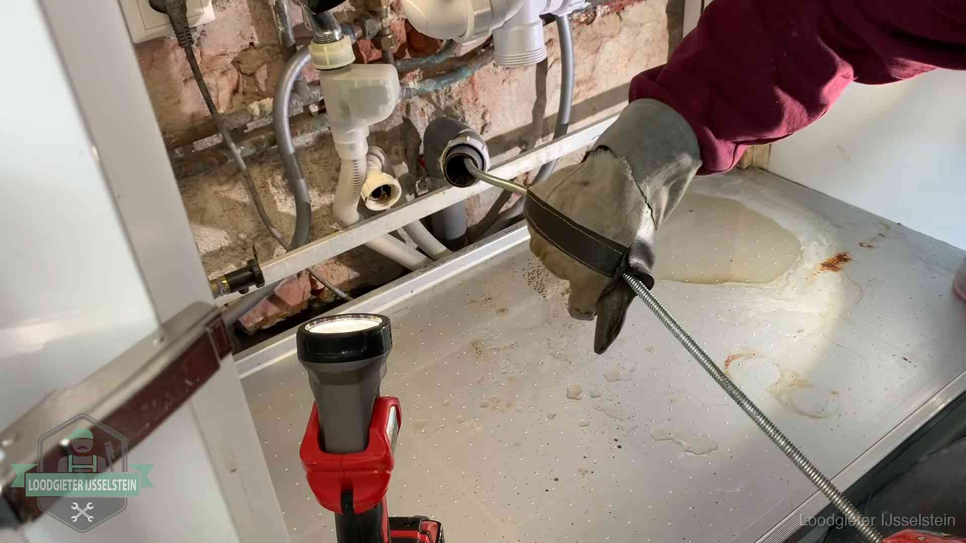 Ontstoppingsveer wordt preventief door een afvoeraansluiting gehaald in IJsselstein