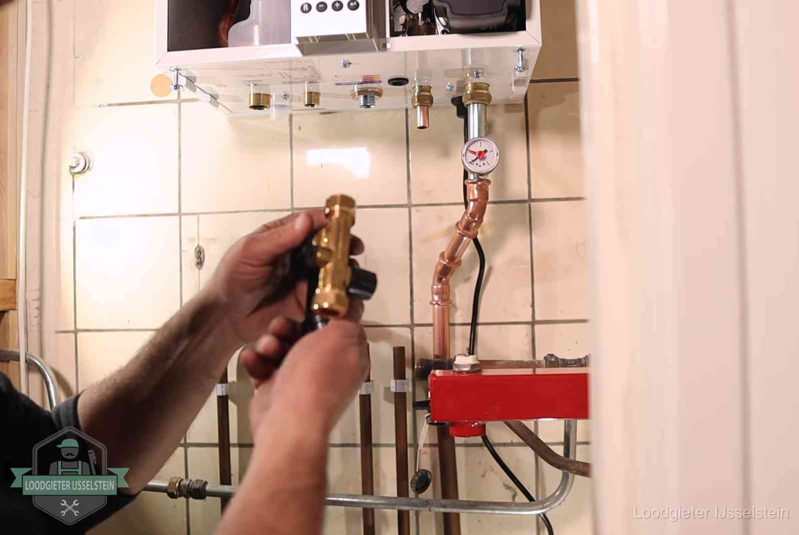 Zelf cv-druk bijvullen in IJsselstein Vulkraan en manometer onder een cv-ketel voor het bijvullen van de waterdruk in IJsselstein