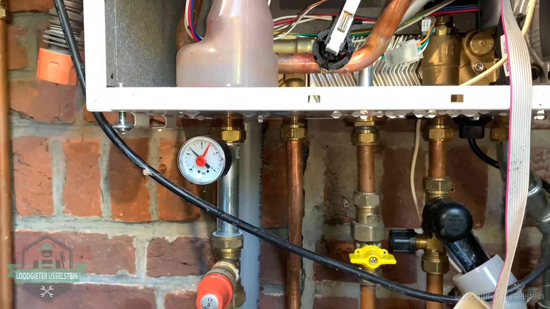 Cv-ketel verliest druk in IJsselstein Manometer en aansluitleidingen onder een cv-ketel in IJsselstein bij controle op drukverlies