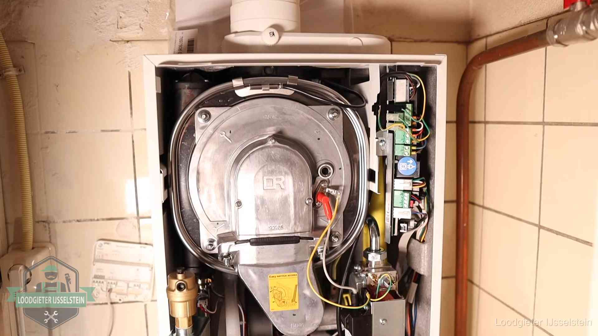 Hoe vaak cv-onderhoud in IJsselstein Geopende cv-ketel met warmtewisselaar tijdens periodiek onderhoud in IJsselstein