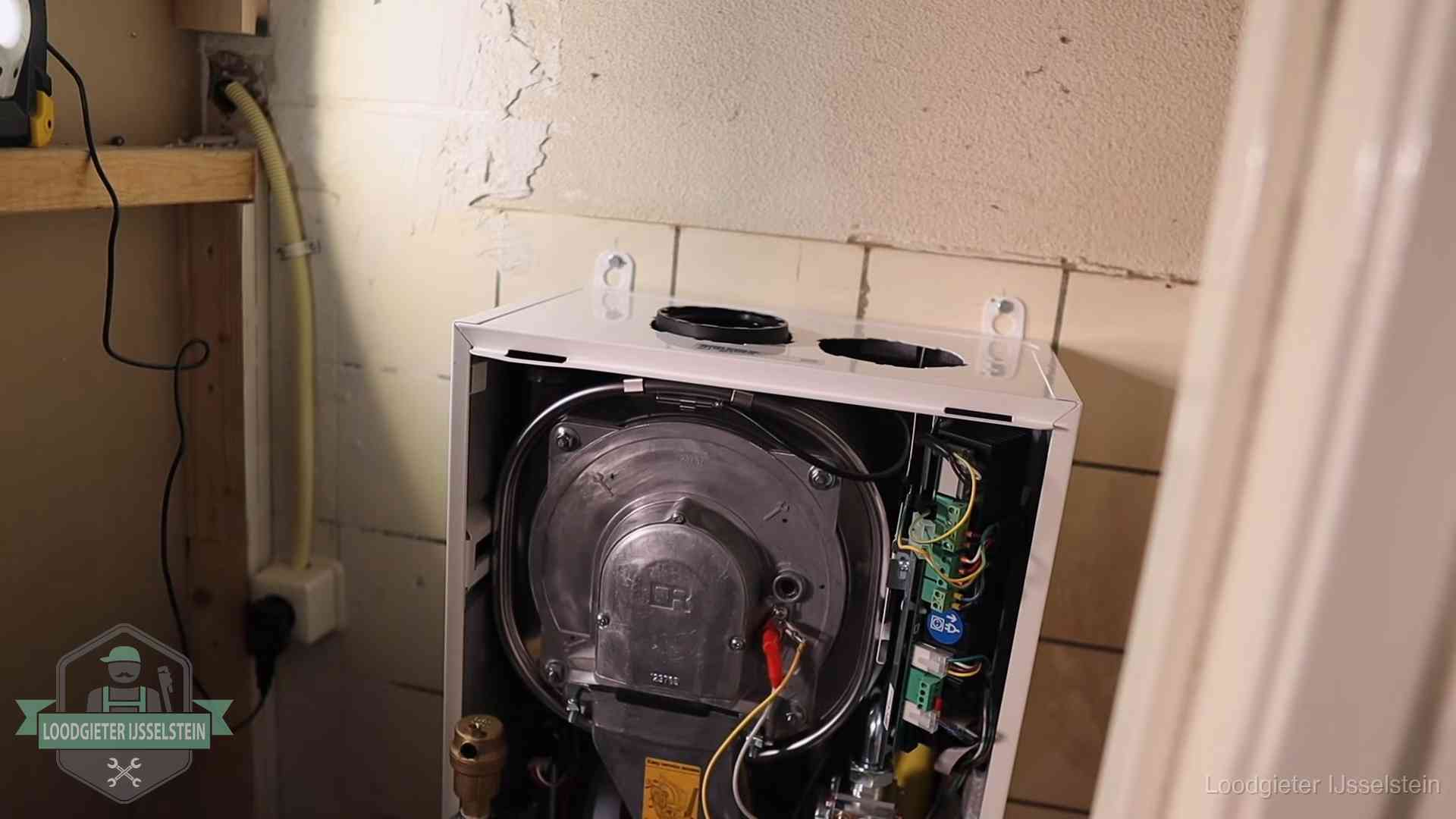 Onderhoudsbeurt cv-ketel in IJsselstein Geopende cv-ketel tijdens een onderhoudsbeurt in IJsselstein, met brander en warmtewisselaar zichtbaar
