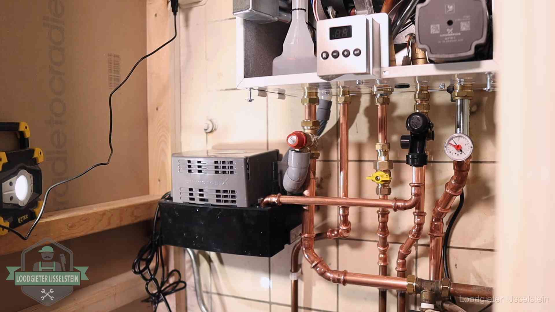 Levensduur van je cv-ketel in IJsselstein Nieuw koperen leidingwerk met pomp en manometer onder een vervangen cv-opstelling in IJsselstein
