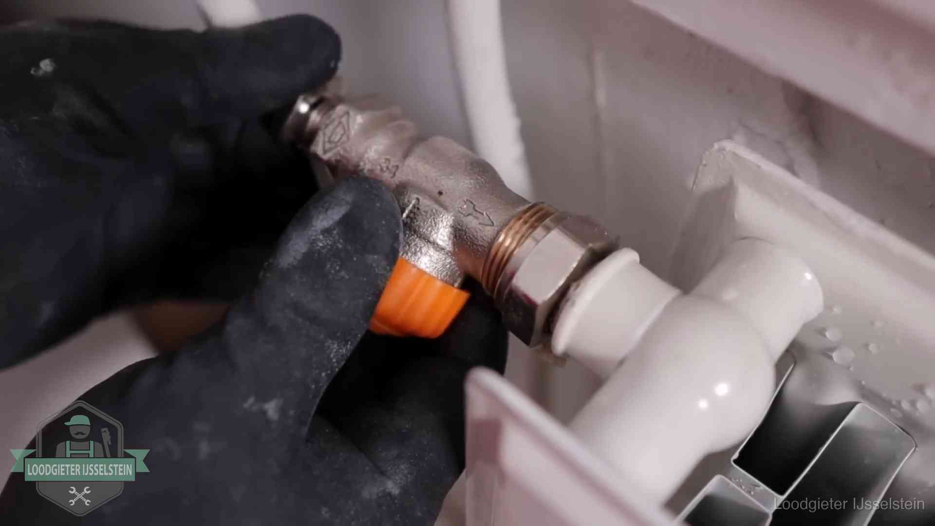 Je cv winterklaar maken in IJsselstein Thermostaatkraan wordt gemonteerd op een radiator in IJsselstein voor het stookseizoen
