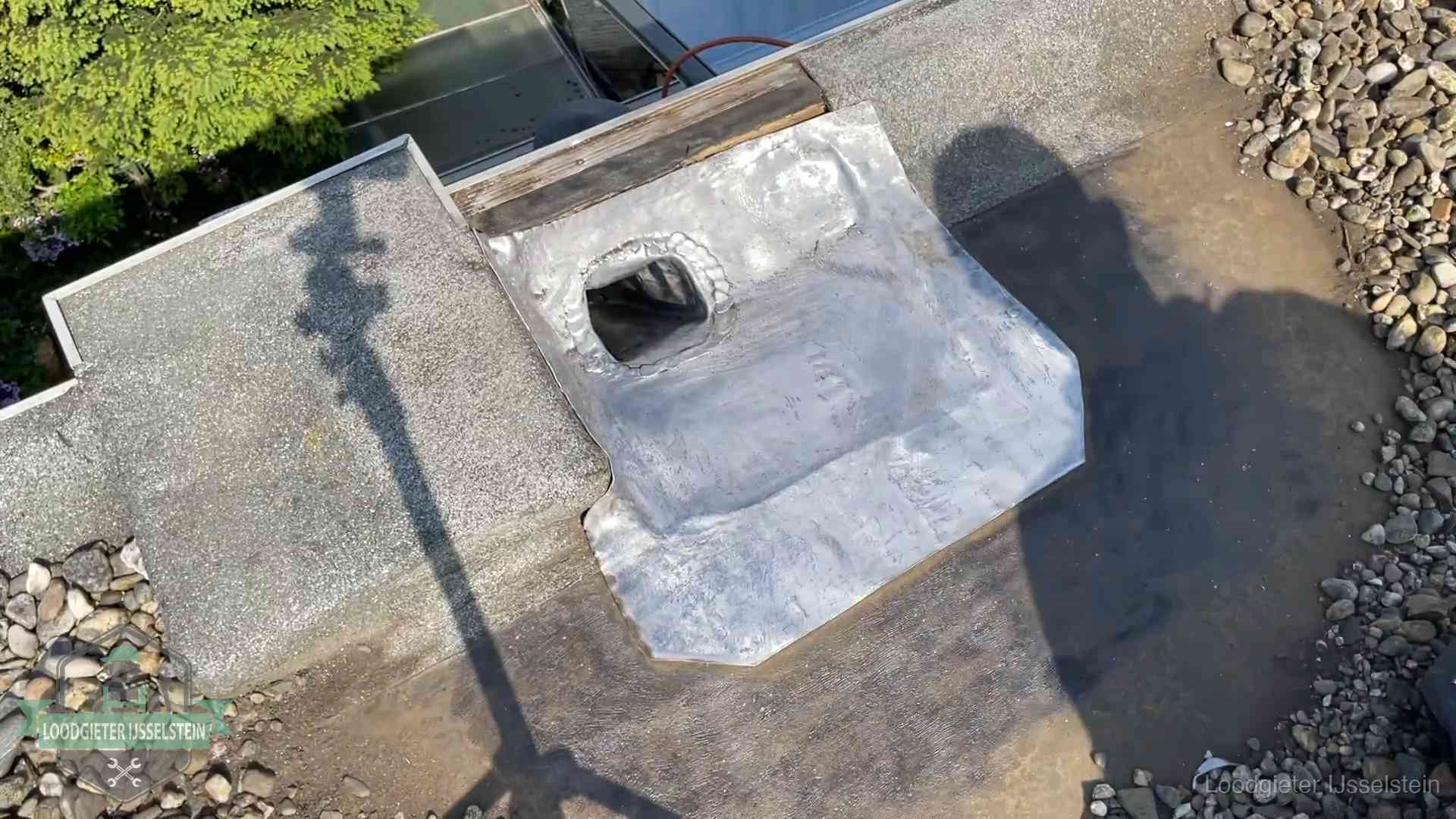 Vers afgedichte dakdoorvoer met lood en zink op een plat dak in IJsselstein