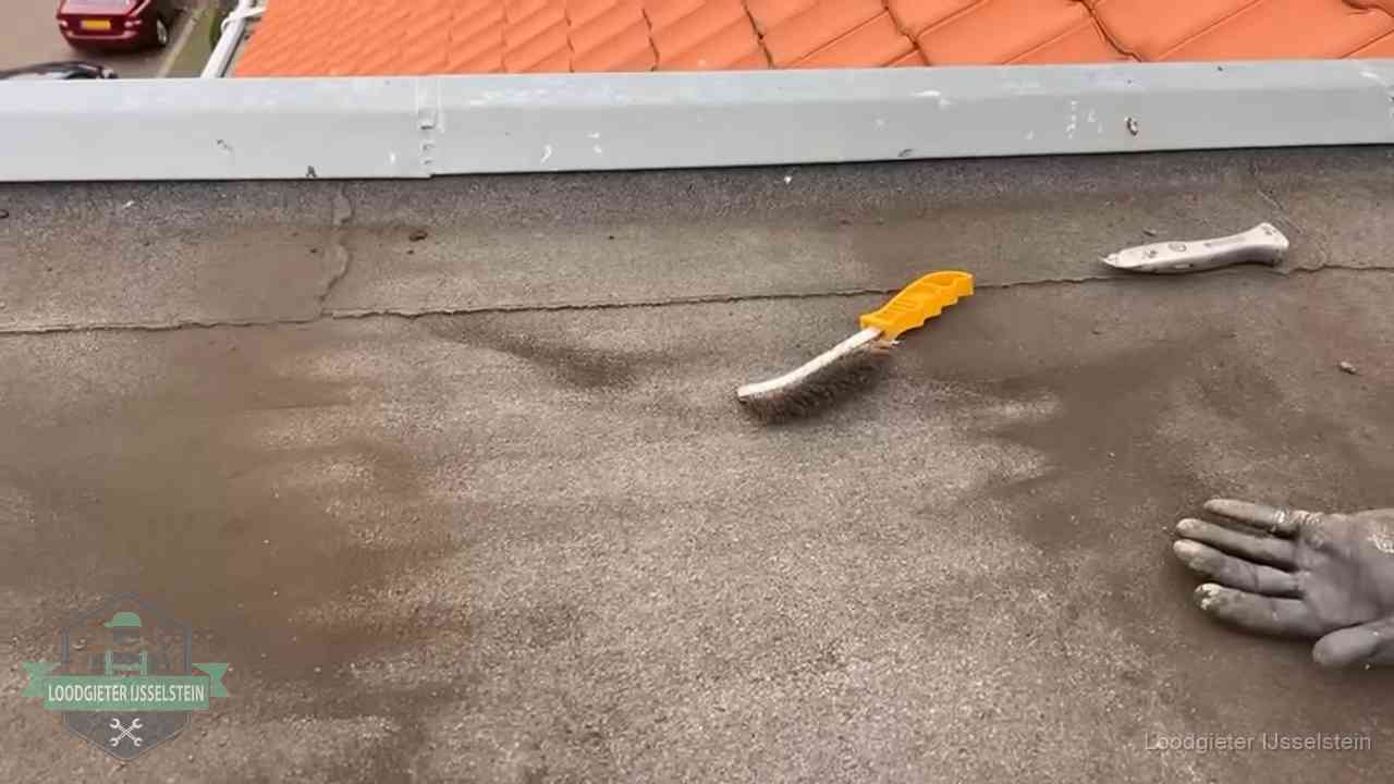 Dakdekker bereidt een bitumen plat dak voor op reparatie bij de daktrim in IJsselstein