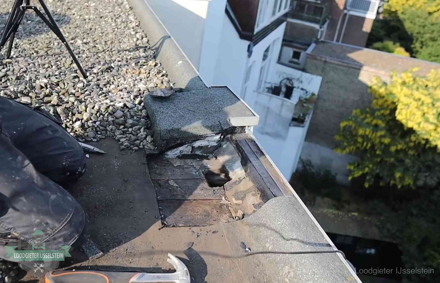 Opengelegde dakrand met verrot dakbeschot door een langdurige daklekkage in IJsselstein