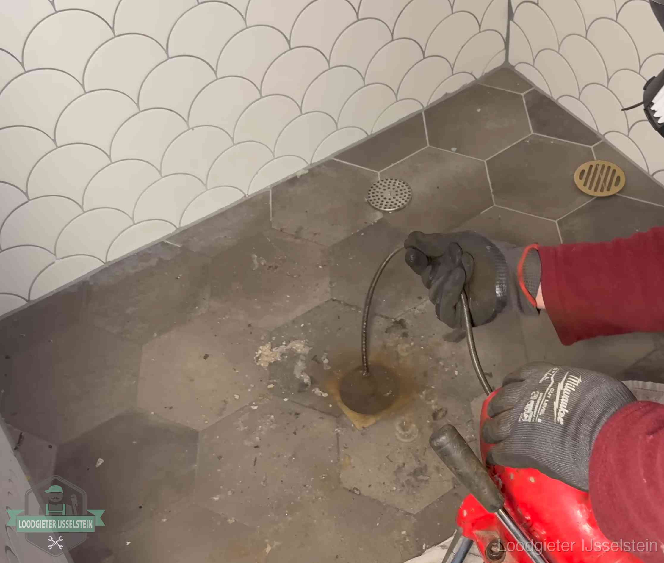 Ontstoppingsveer gaat in een geopend doucheputje in IJsselstein waar het water omhoogkwam
