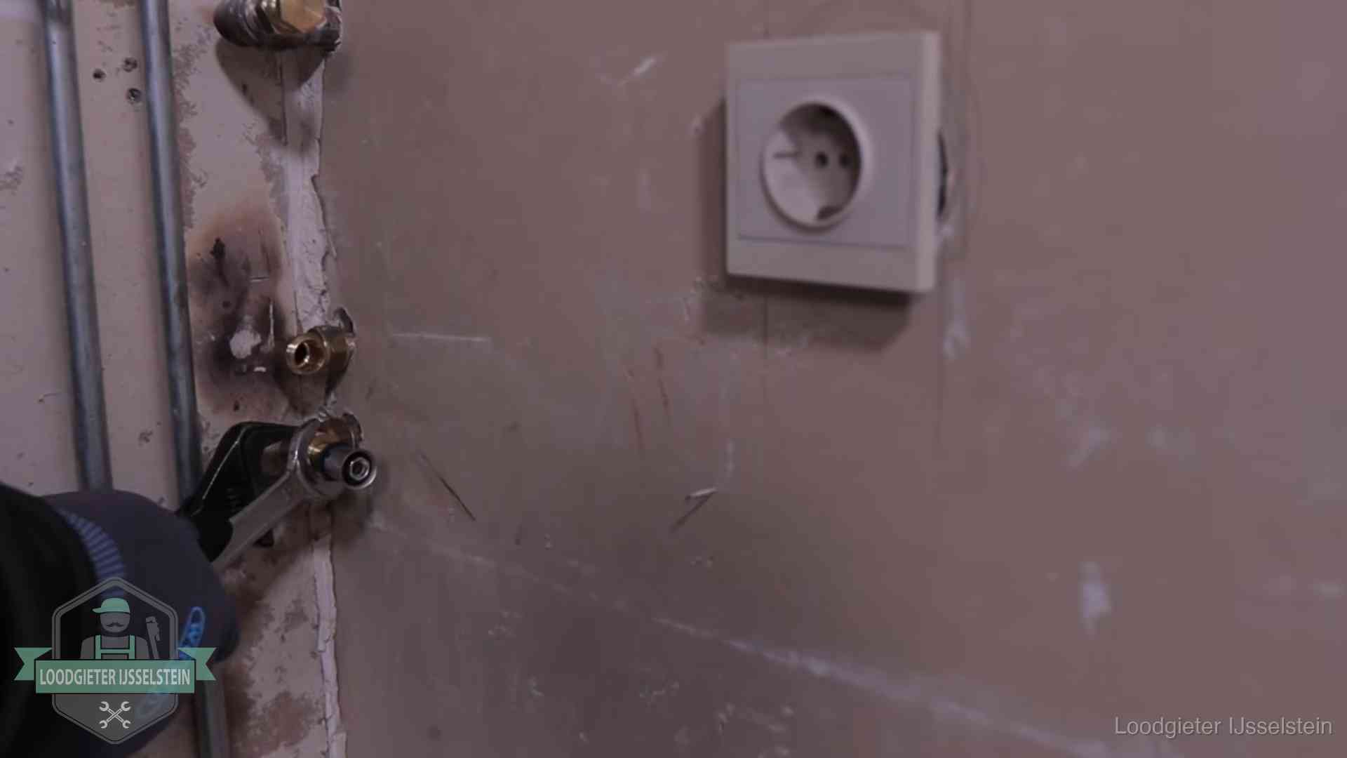 Erkend vakmanschap in IJsselstein Monteur draait een perskoppeling vast op een leidingaansluiting in IJsselstein