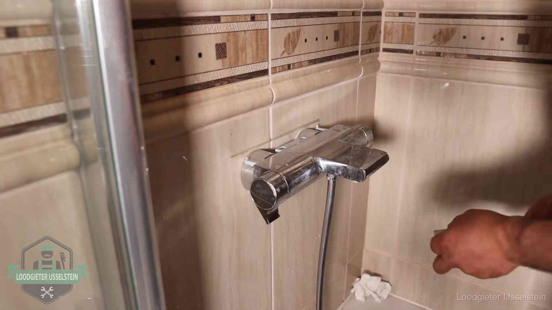 Kalkaanslag en je cv-ketel in IJsselstein Verkalkte douche-mengkraan in IJsselstein, hetzelfde kalk dat zich in de warmtewisselaar afzet