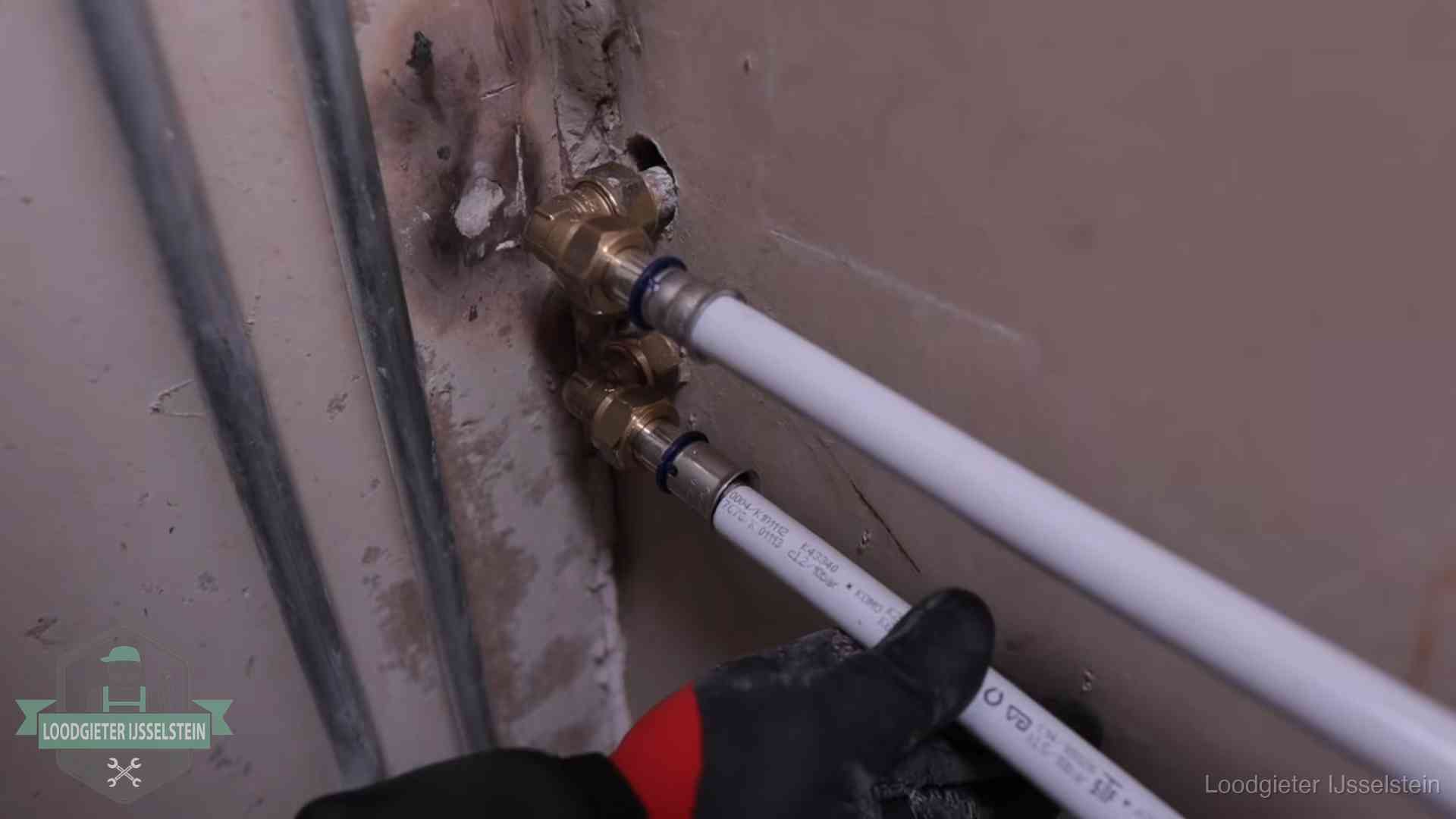 Kwaliteitsnormen voor loodgieterswerk in IJsselstein Meerlagenbuizen met keurmerk en rvs persfittingen op muuraansluitingen in IJsselstein