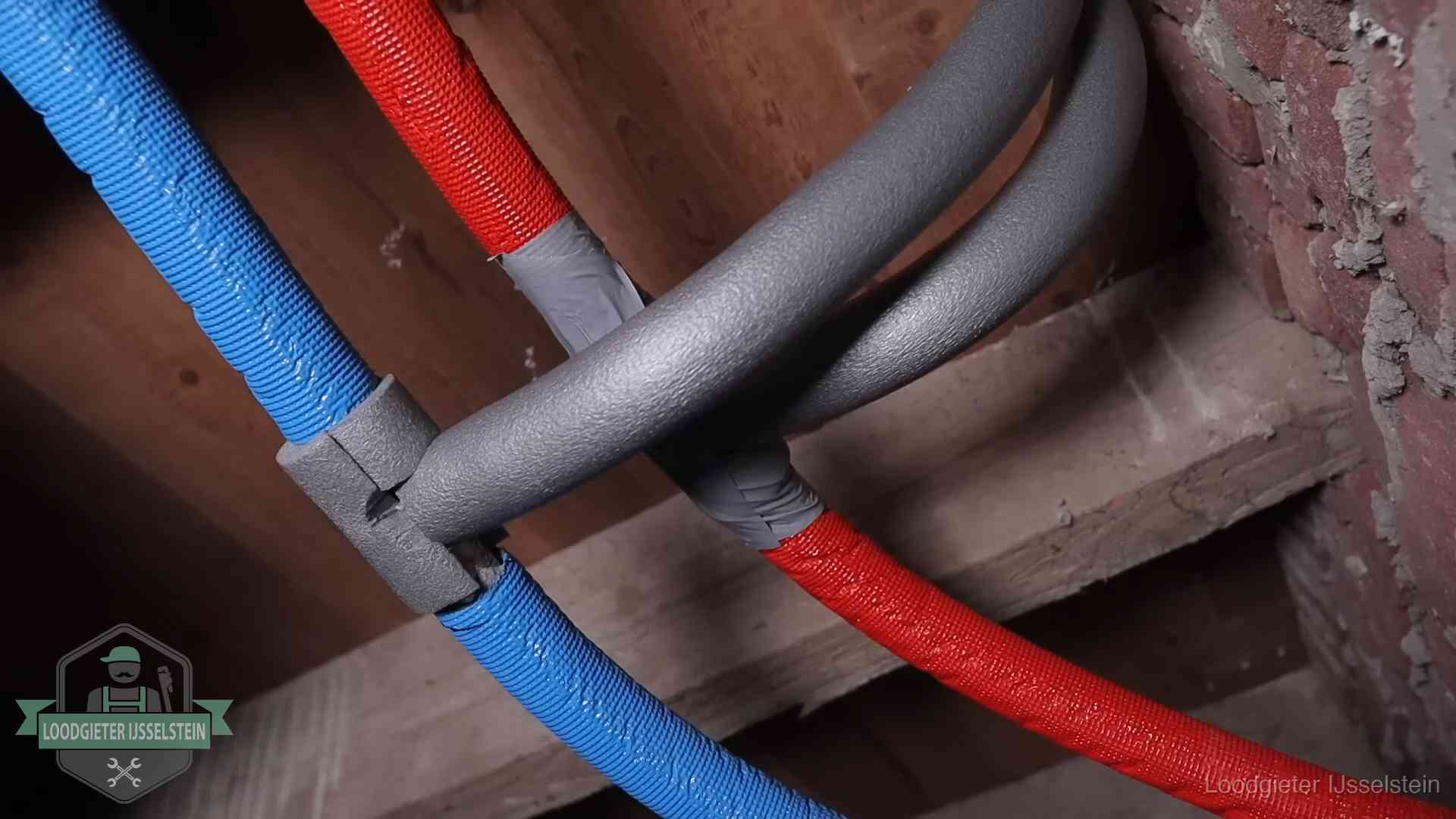 Bevroren leidingen voorkomen in IJsselstein Geïsoleerde waterleidingen langs houten balken tegen bevriezing in IJsselstein