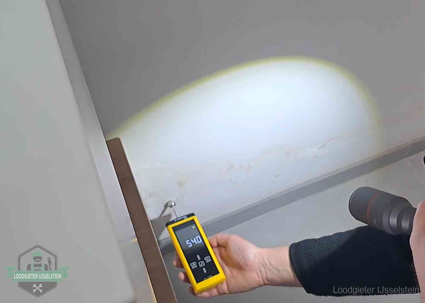 Lekdetectie-technieken in IJsselstein Vochtmeter tegen een natte wand met lekkagesporen in IJsselstein