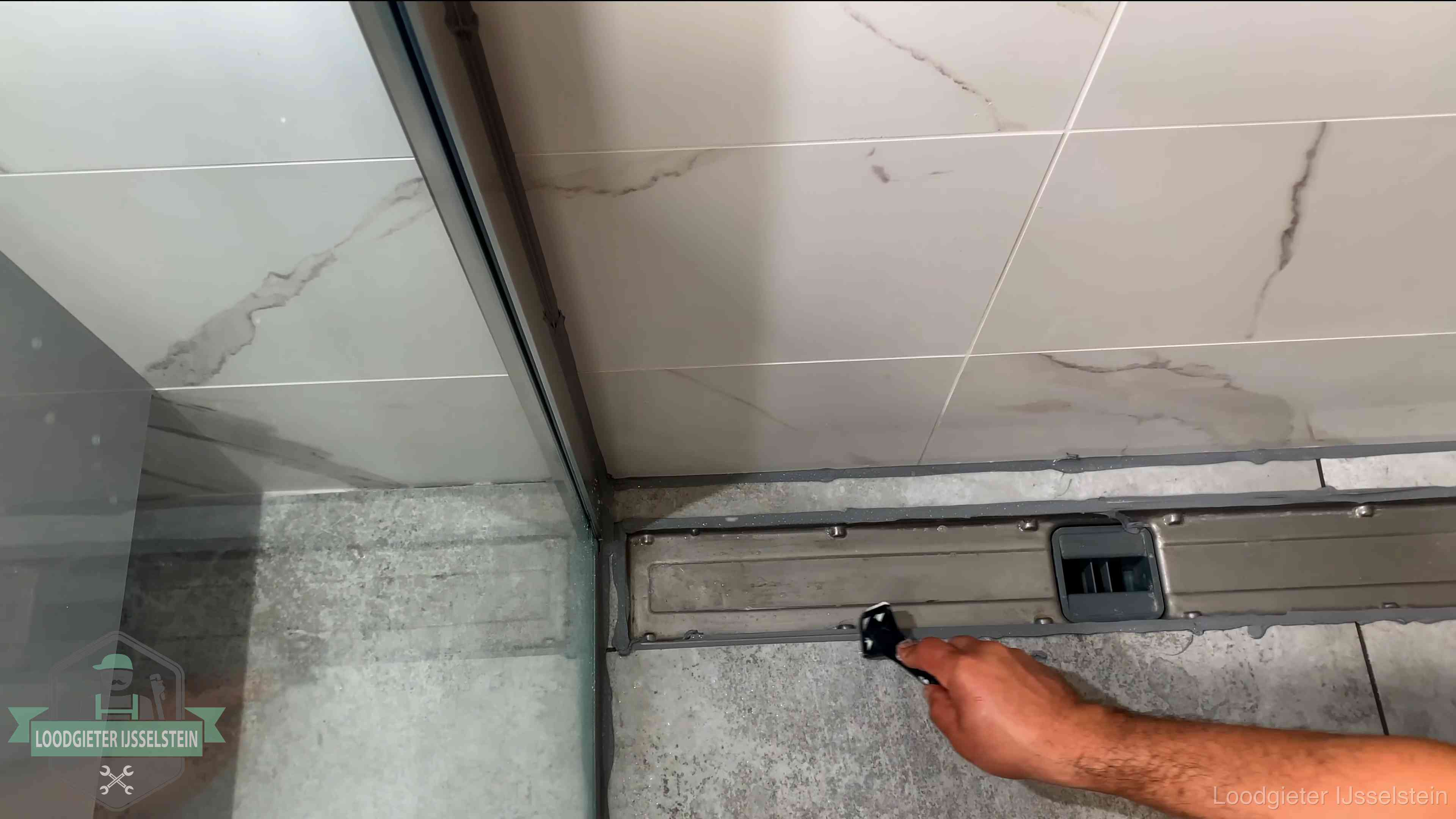 Lekkage in de badkamer verhelpen in IJsselstein Verse kitrand langs de douchegoot in een betegelde badkamer in IJsselstein