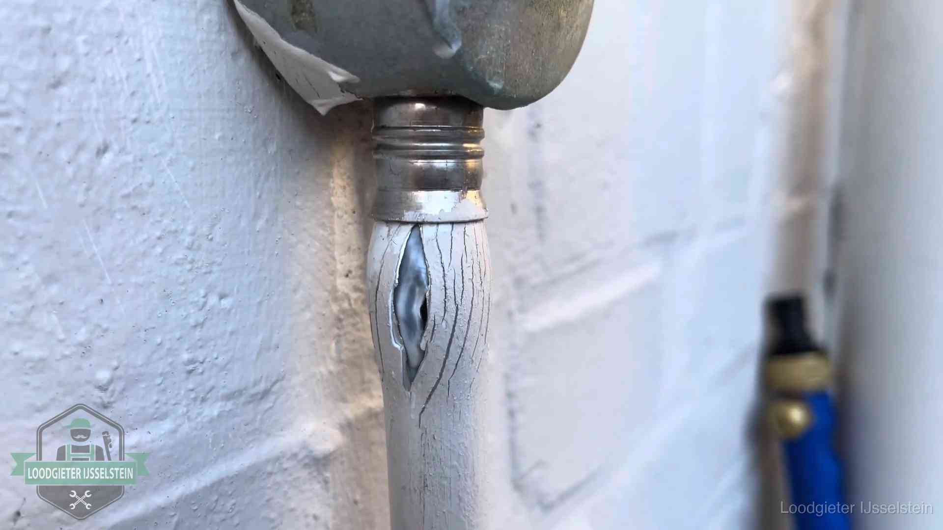 Wanneer lekdetectie in IJsselstein Oude waterleiding in IJsselstein waar de verf openscheurt, een stille aanwijzing voor een beginnend lek