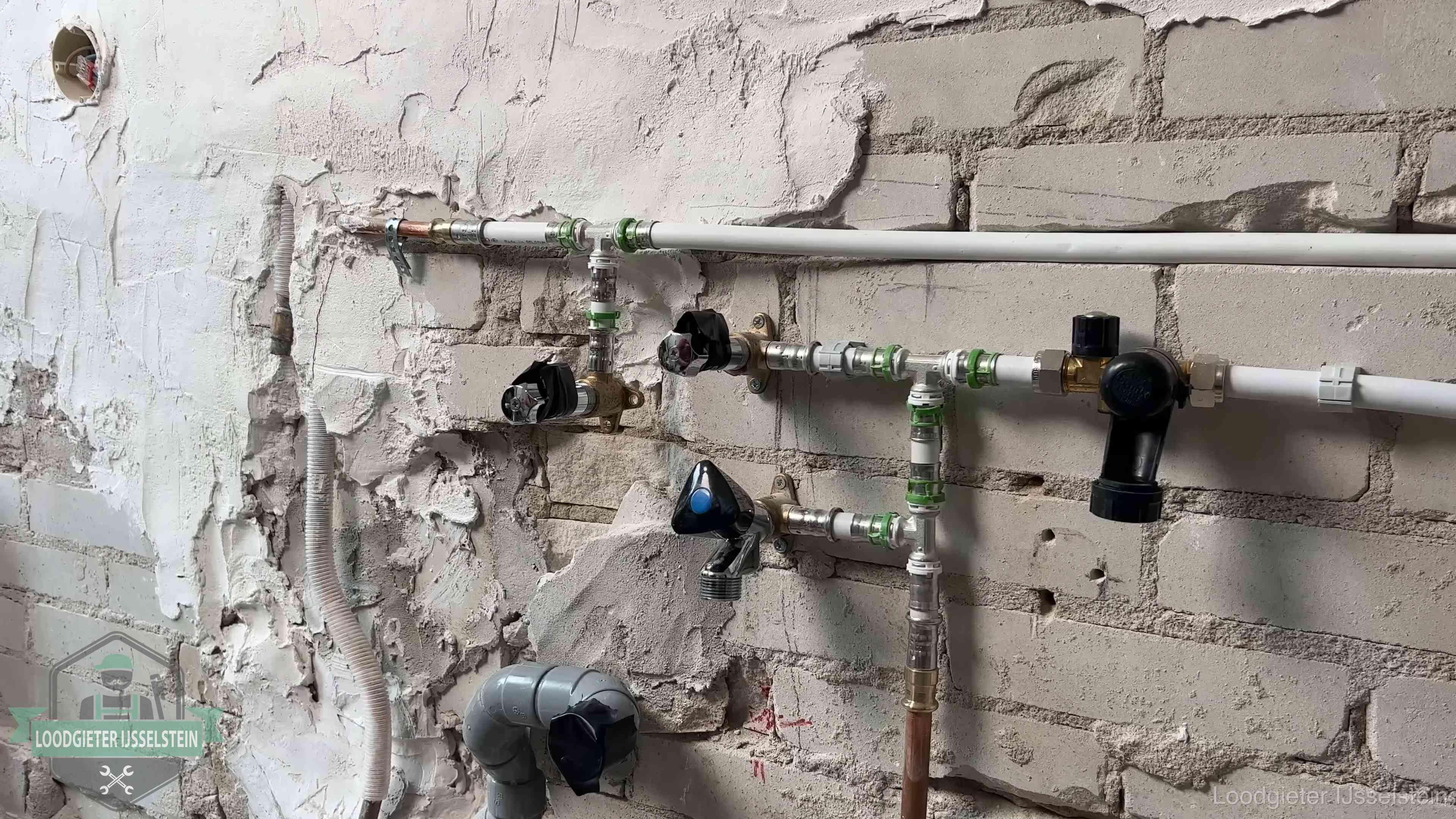 Diensten van ons loodgietersbedrijf in IJsselstein Nieuw aangelegd leidingwerk met persfittingen tijdens een verbouwing in IJsselstein
