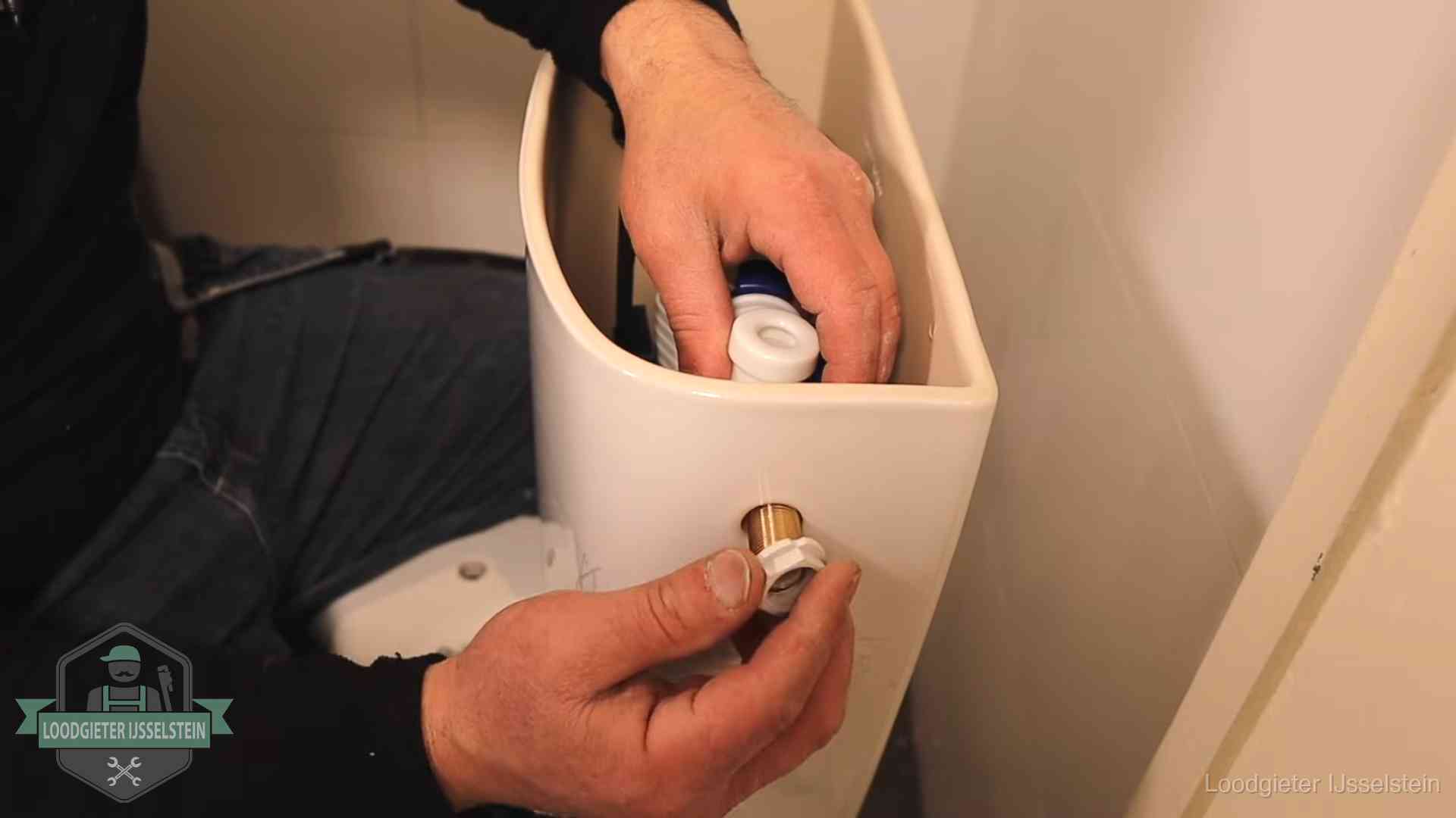 Loodgieter monteert de vlotterkraan van een stortbak bij een toilet in IJsselstein