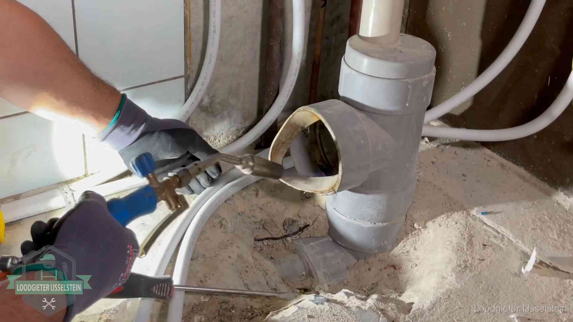 Vakmanschap van onze loodgieters in IJsselstein Loodgieter werkt met brander en messing kraanwerk aan leidingen in IJsselstein