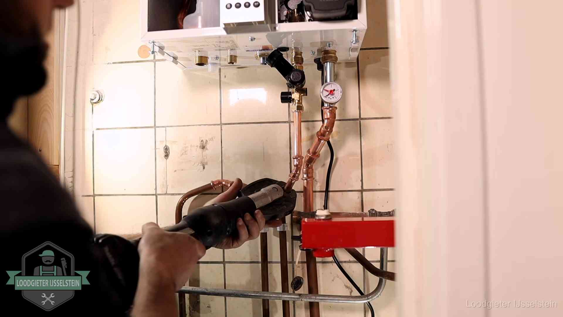 Cv-ketel onderhoud in IJsselstein Monteur werkt aan de leidingen onder een cv-ketel in IJsselstein