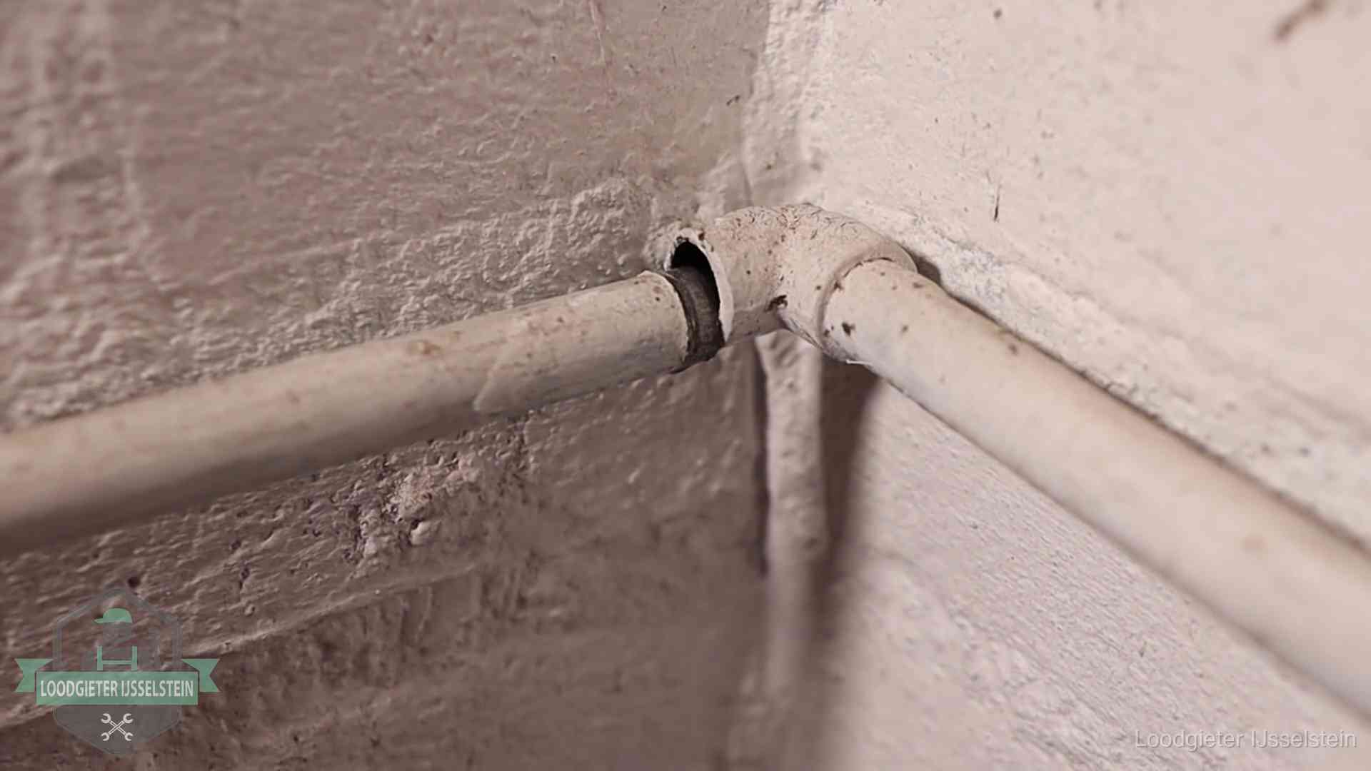 Oude waterleidingen en verborgen lekkage in IJsselstein Oude geverfde waterleiding met een losliggende fitting in een woning in IJsselstein