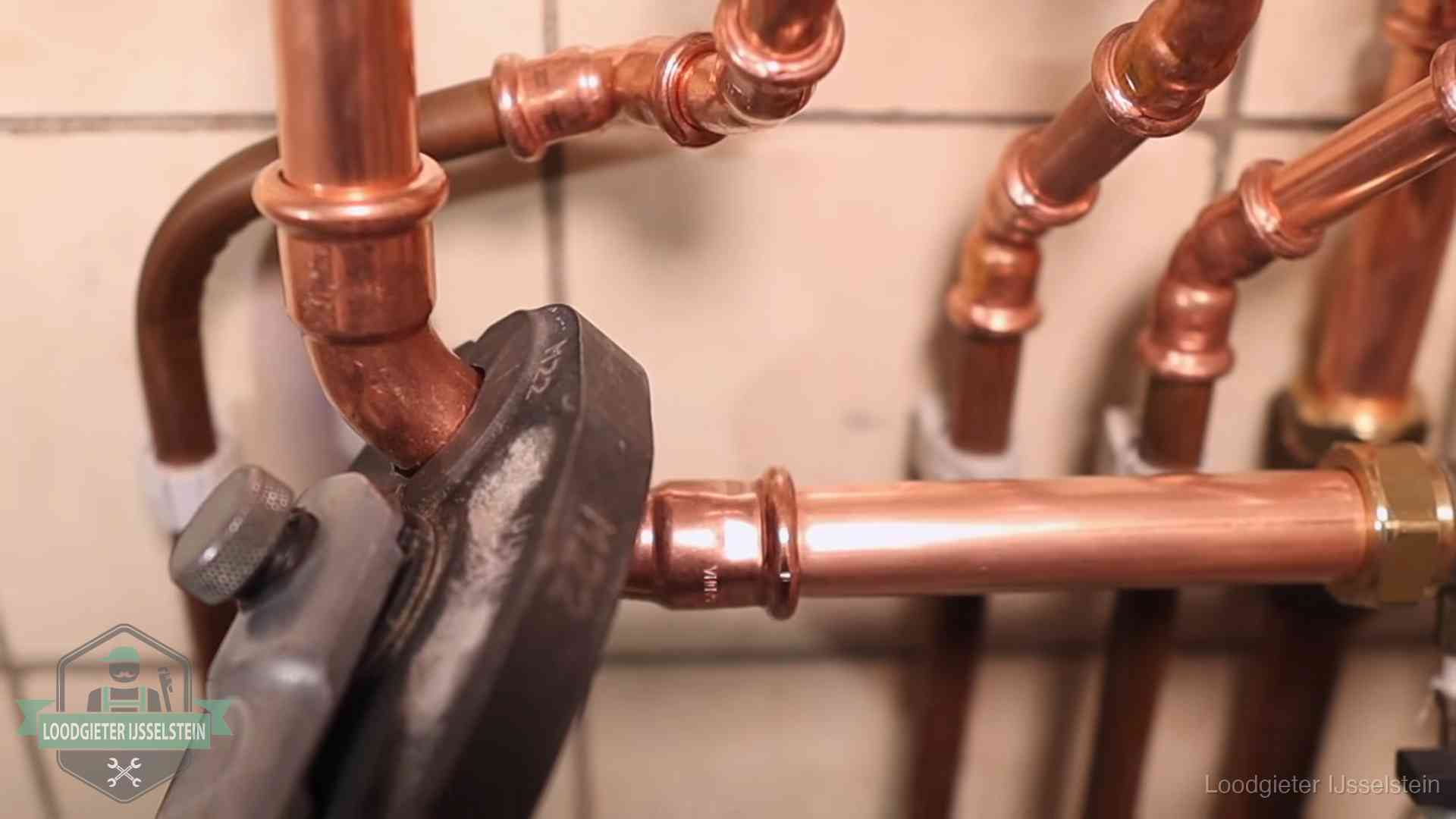 Werkwijze van ons loodgietersbedrijf in IJsselstein Persmachine perst een koperen fitting op nieuw leidingwerk in IJsselstein
