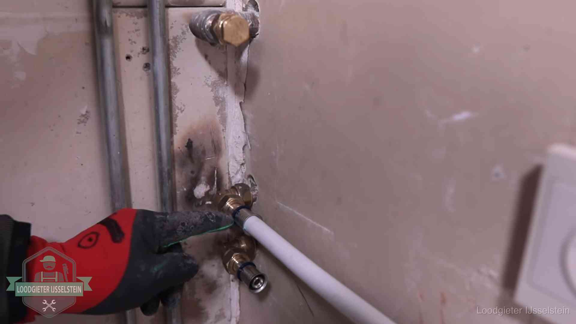 Garantie op loodgieterswerk in IJsselstein Loodgieter wijst de persfitting op nieuwe muuraansluitingen aan in een woning in IJsselstein