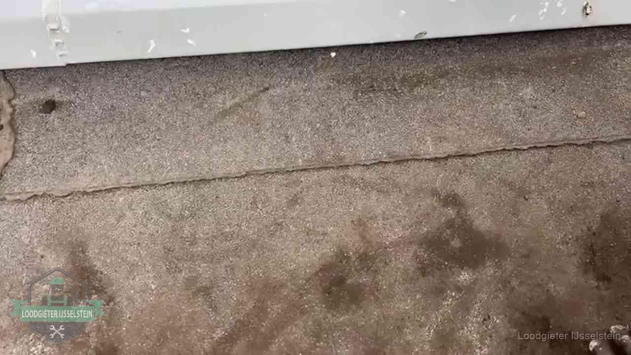 Vochtplekken bij de naad van een plat dak na aanhoudende regen in IJsselstein