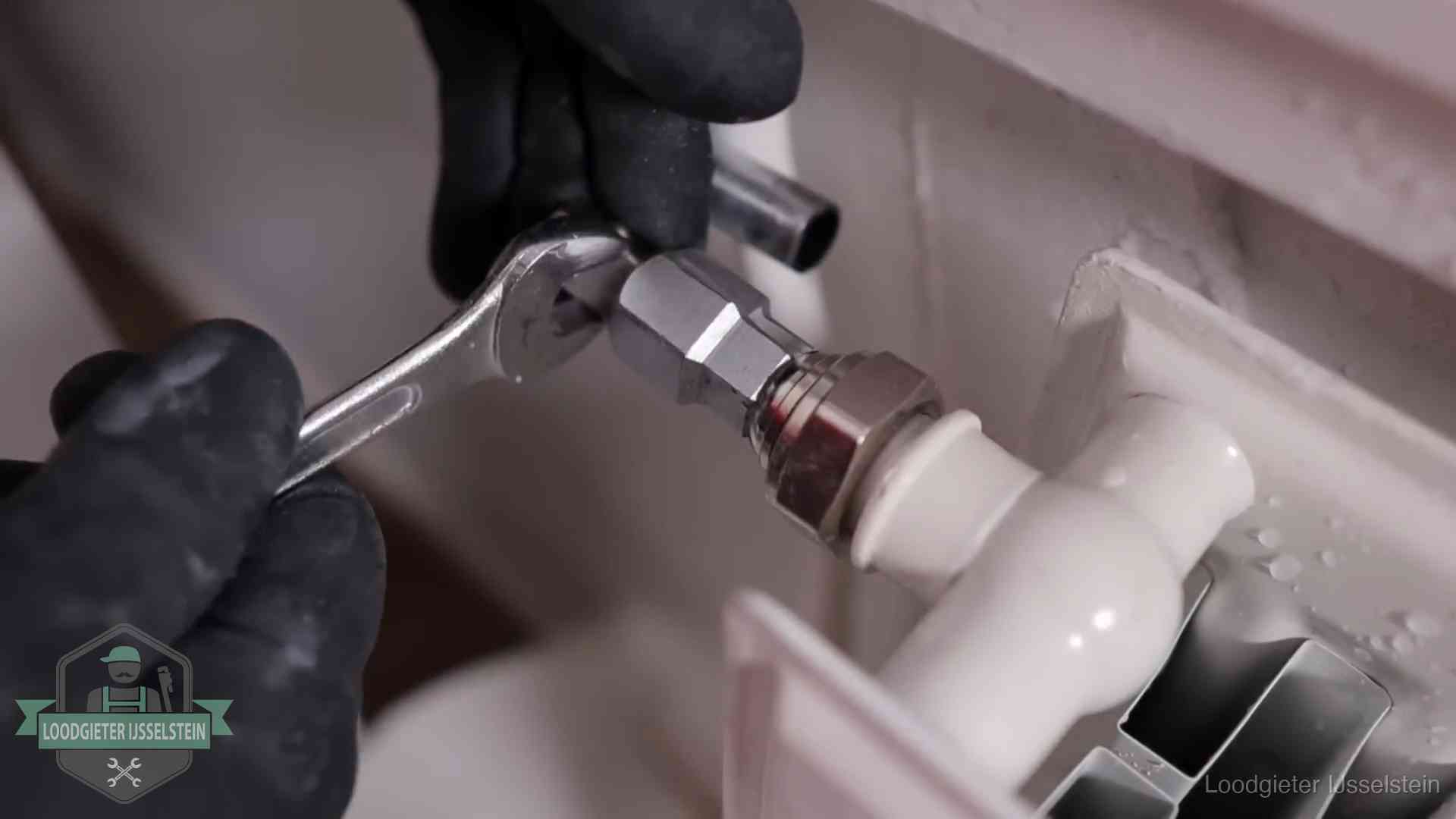 Radiatoren en waterzijdig inregelen in IJsselstein Steeksleutel draait een wartelkoppeling op een radiatorkraan aan in IJsselstein