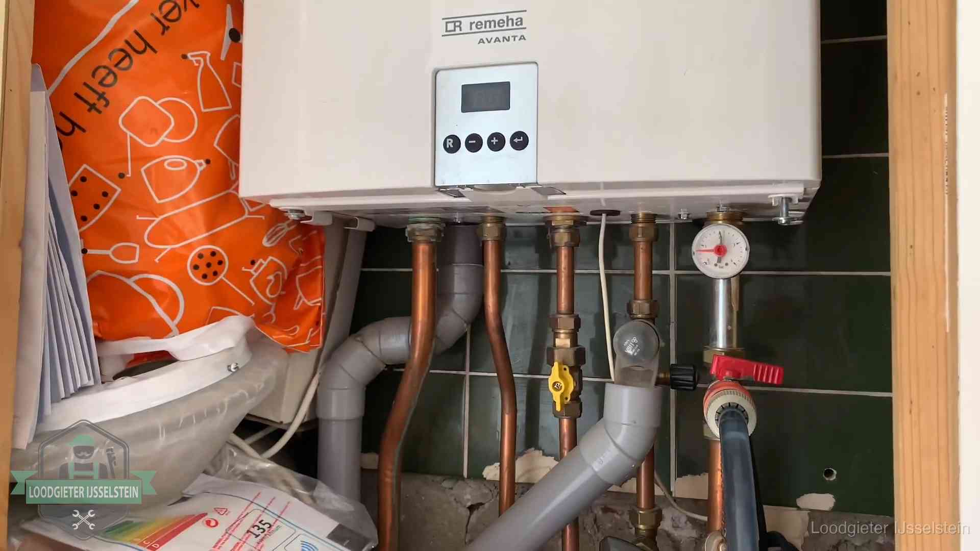 Remeha cv-ketel onderhoud in IJsselstein Oudere Remeha cv-ketel in een ketelkast in een woning in IJsselstein