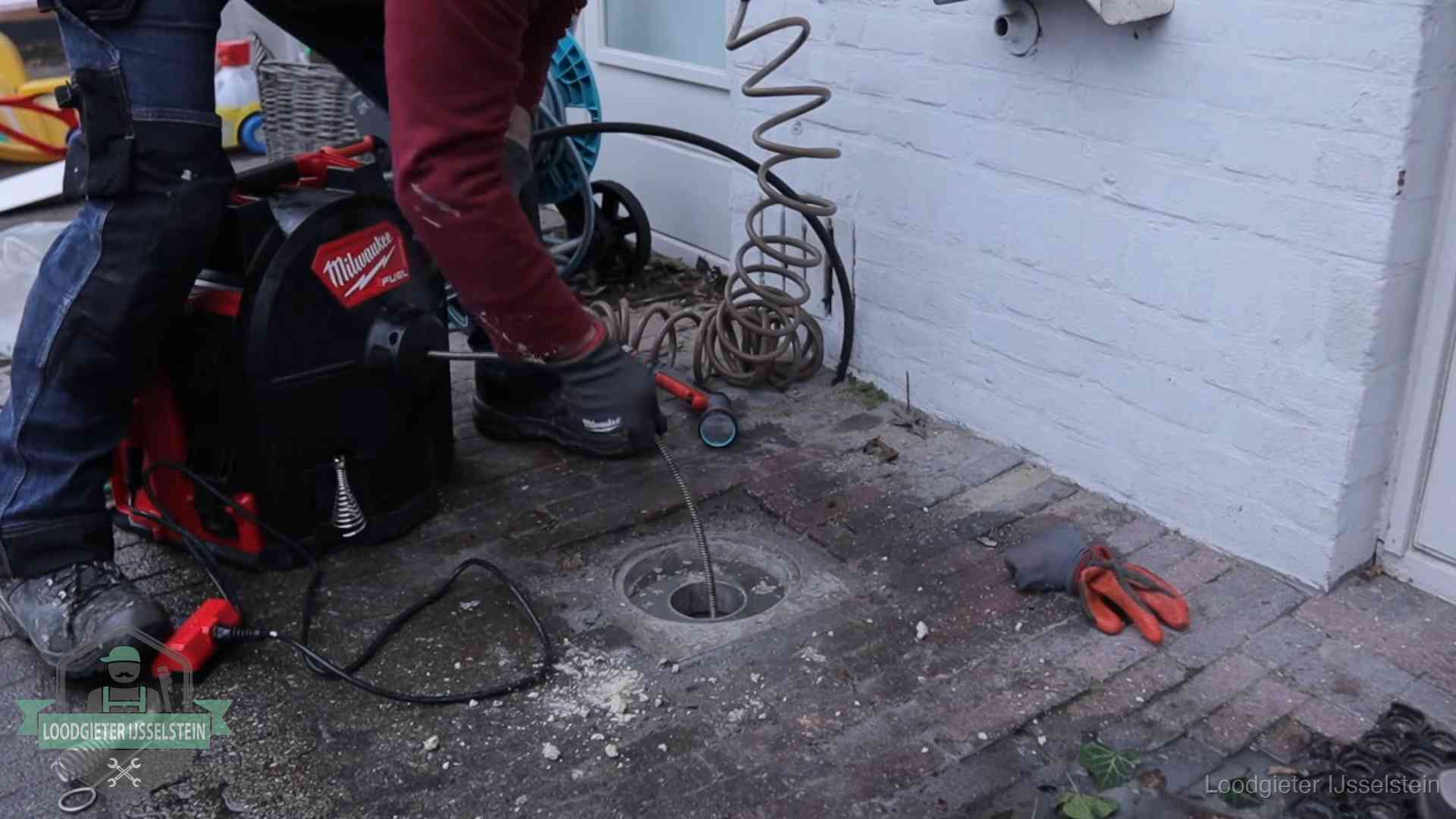 Spiraalmachine bij een ontstoppingsputje in de bestrating in IJsselstein
