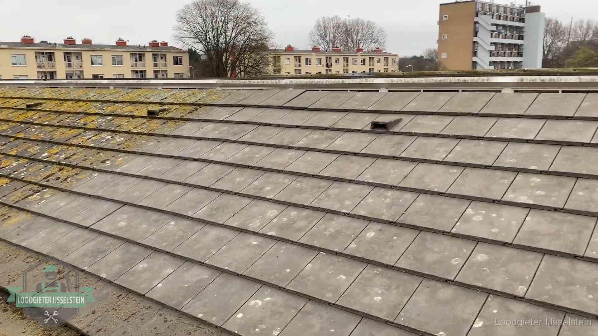 Schuin dak met betonpannen vol mos in IJsselstein, een risico op lekkage bij de pannen