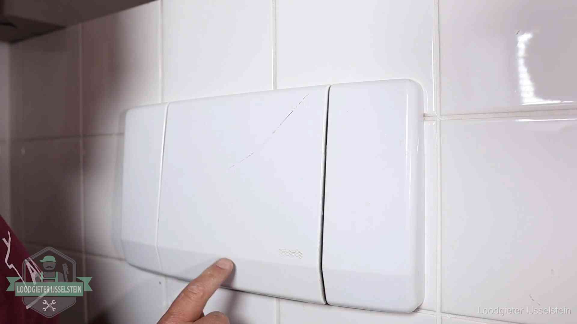 Bedieningspaneel van een inbouwreservoir van een hangend toilet in IJsselstein