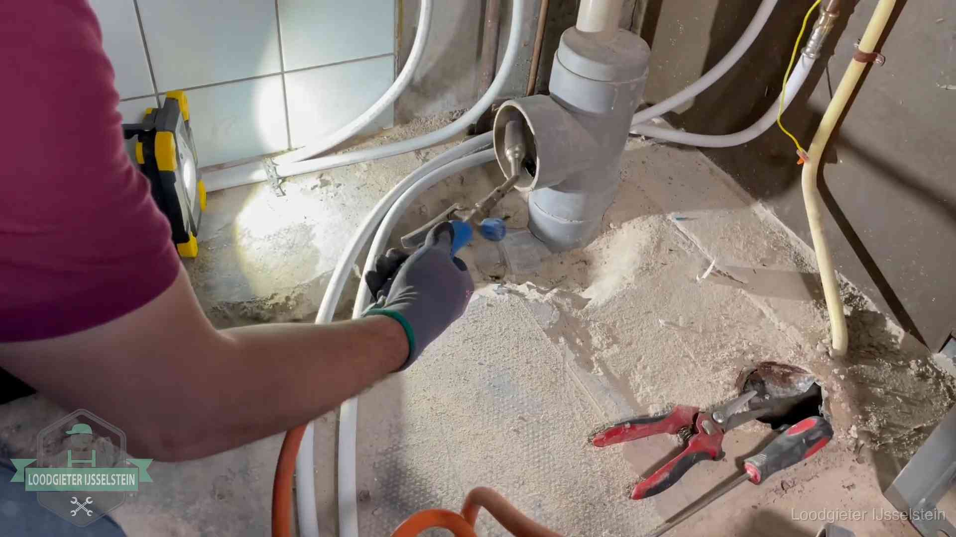 Standleiding en gedeelde leidingen in IJsselstein Loodgieter werkt aan leidingen bij een pvc-standleiding in een appartement in IJsselstein