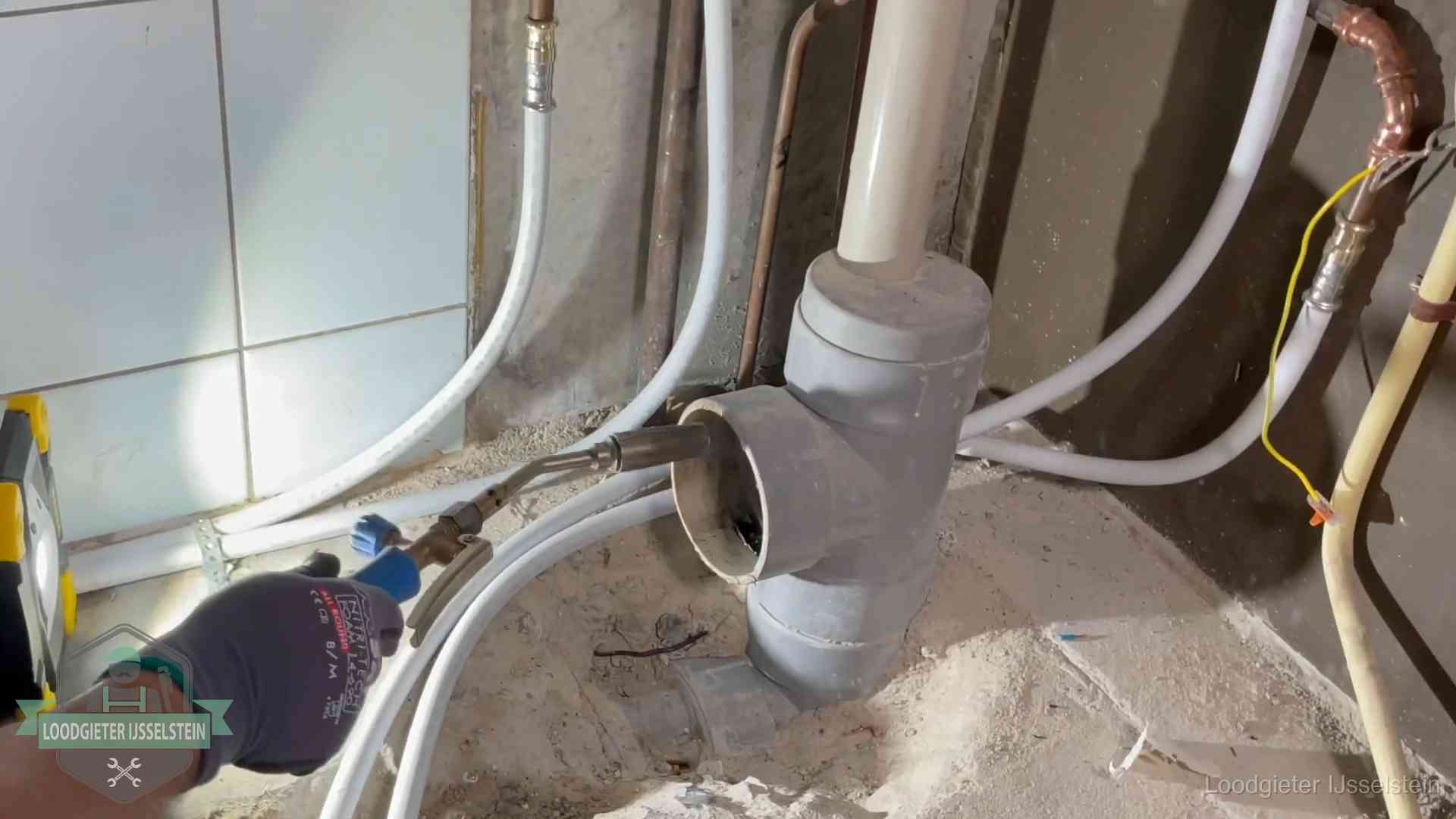 Loodgieter werkt aan leidingen bij de pvc-standleiding van een huurwoning in IJsselstein