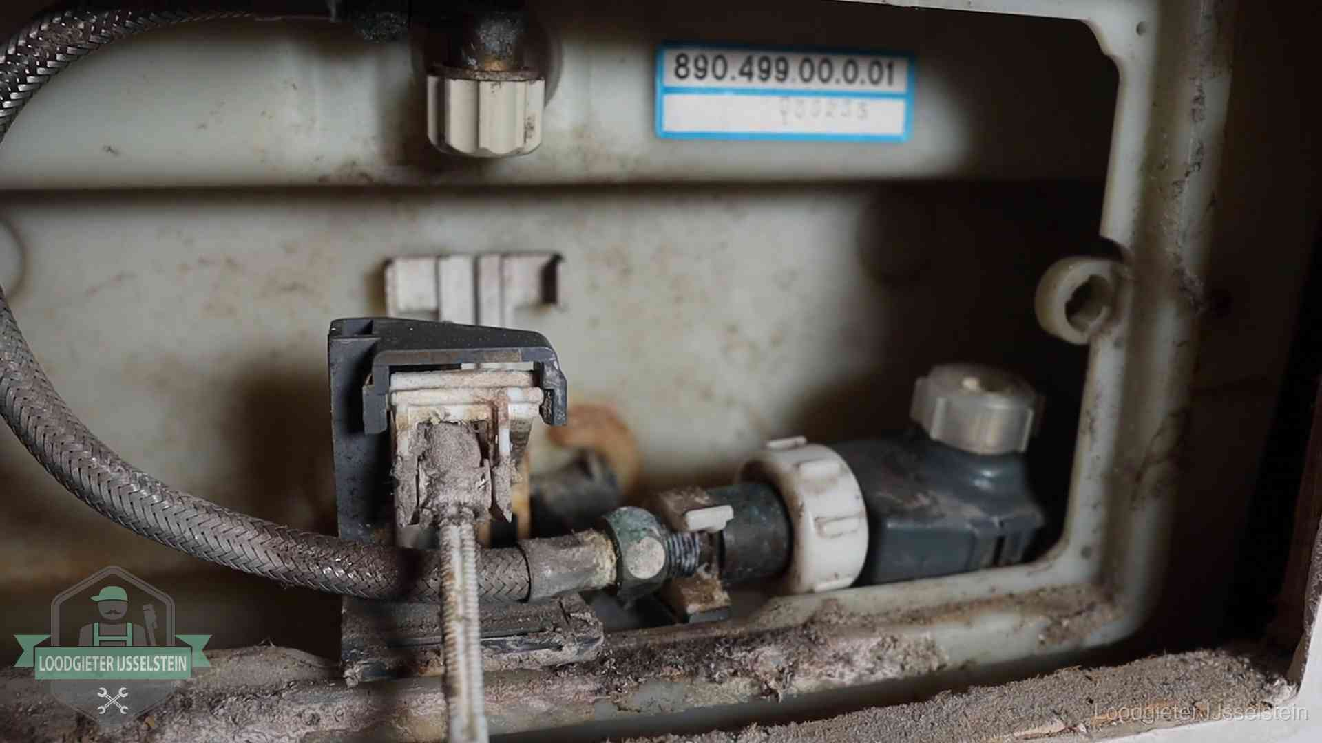 Verkalkt binnenwerk van een stortbak met vlotterkraan in IJsselstein