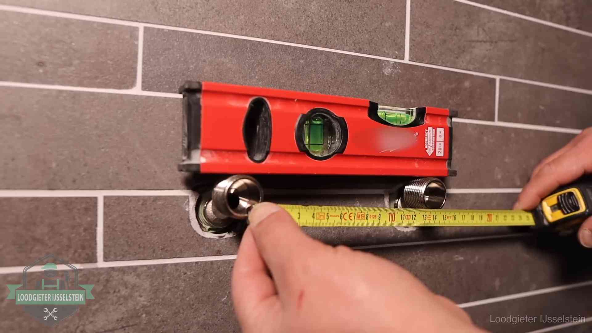 Kwaliteit en je vangnet als klant in IJsselstein Waterpas en duimstok bij kraan-aansluitpunten in een badkamer in IJsselstein