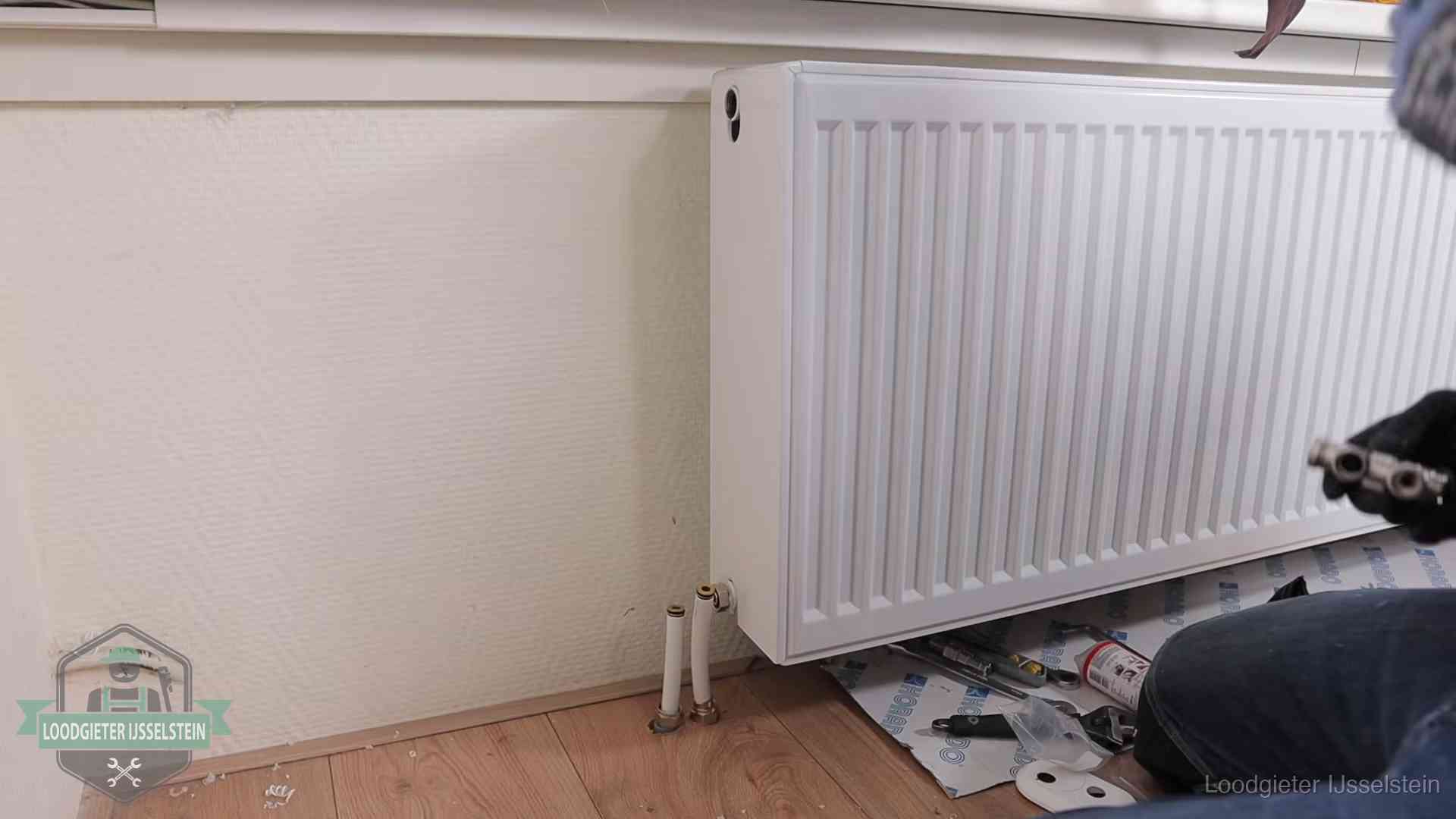Verwarming per wijk in IJsselstein Nieuw gemonteerde radiator in een woonkamer in IJsselstein