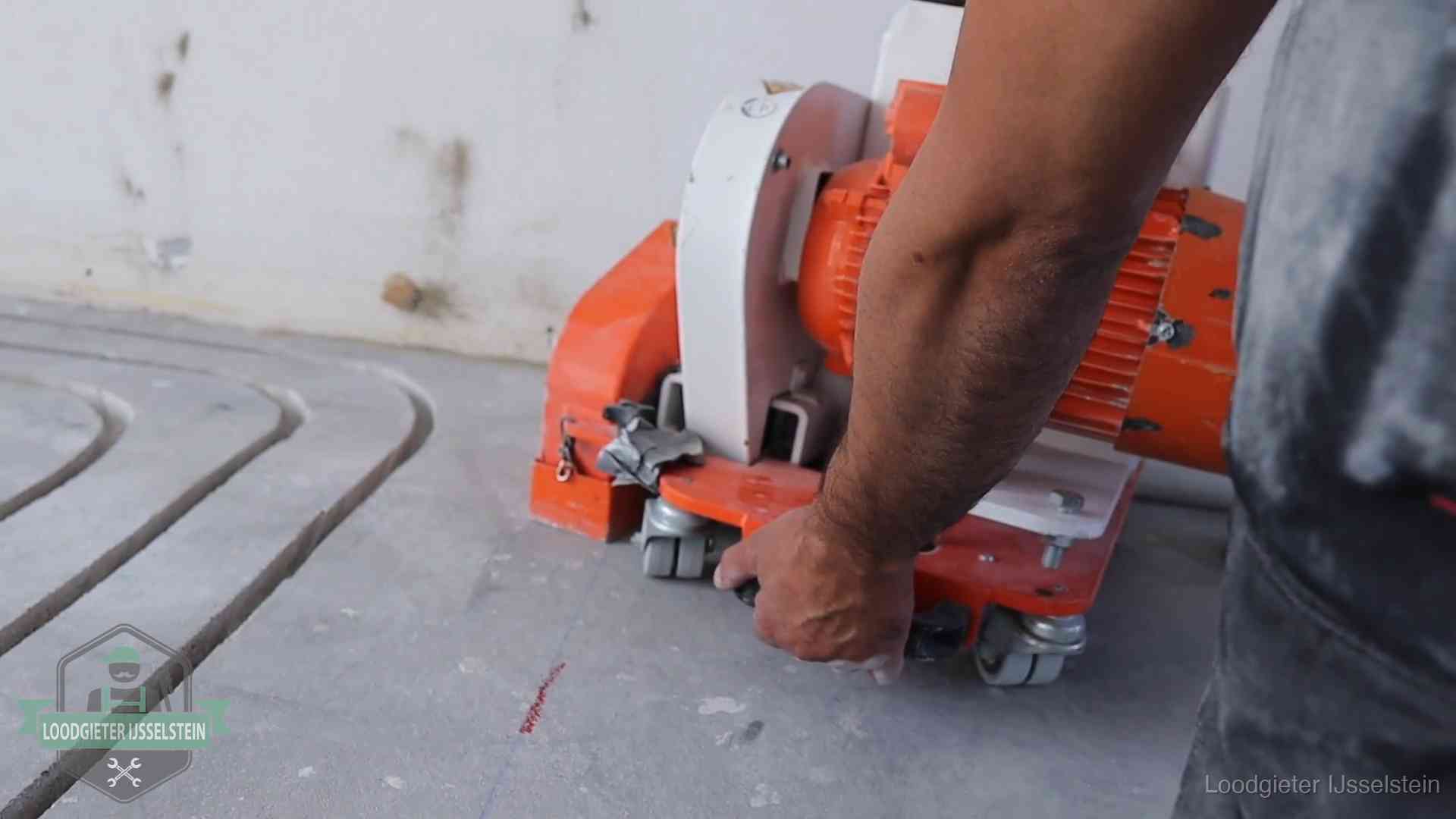 Lekkage in de vloerverwarming opsporen in IJsselstein Sleuvenpatroon voor vloerverwarming in de dekvloer van een woning in IJsselstein