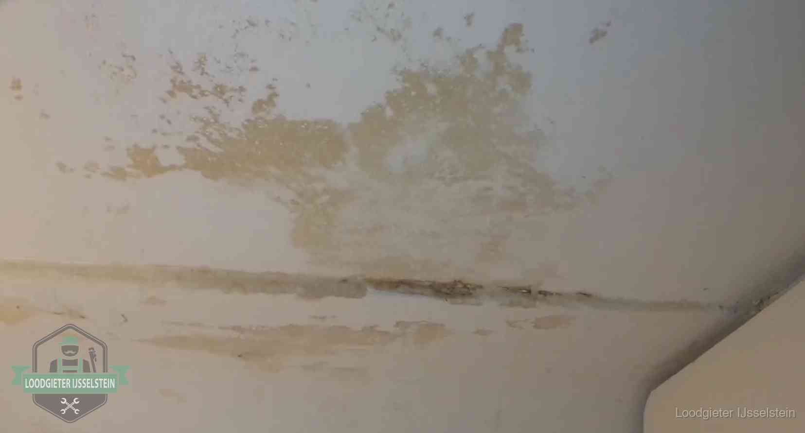 Watervlekken op een plafond in IJsselstein, schade die je bij de verzekering meldt