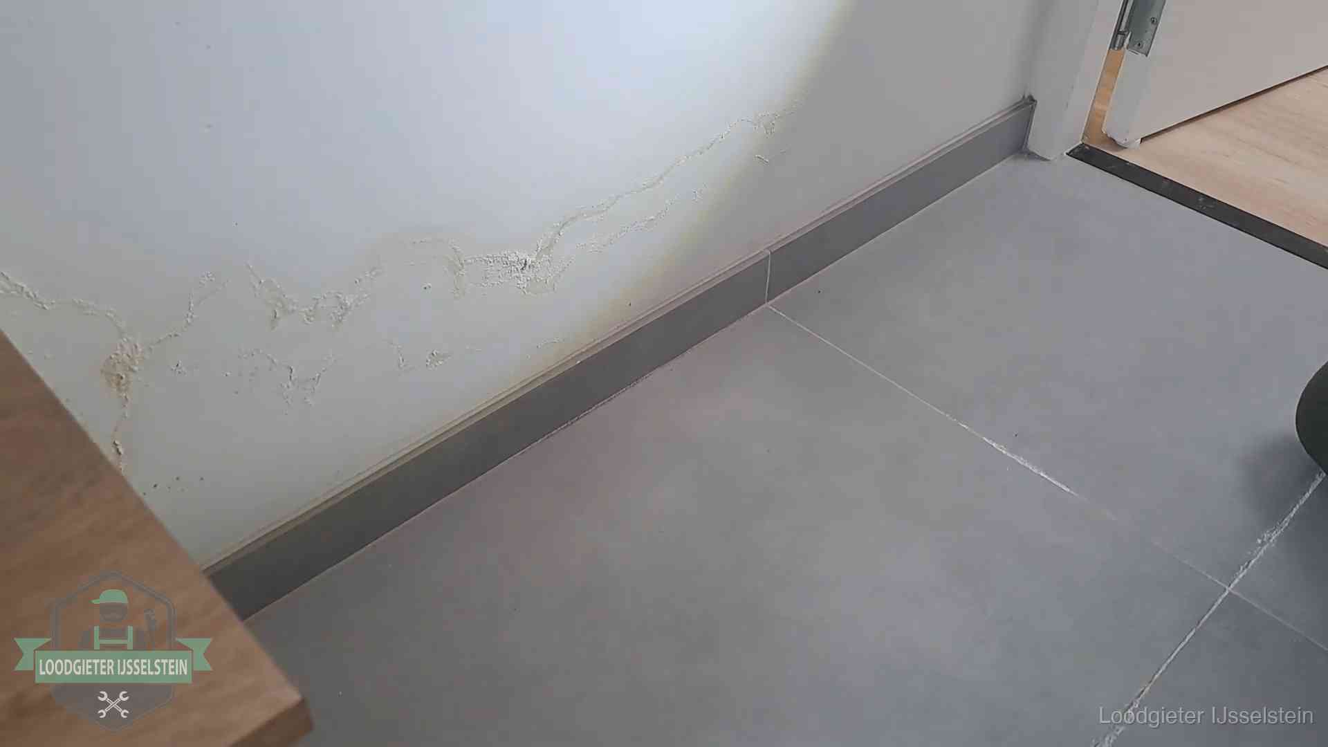 Waterschade met kalkuitbloeiing op een binnenwand in IJsselstein, vastgelegd voor de verzekering