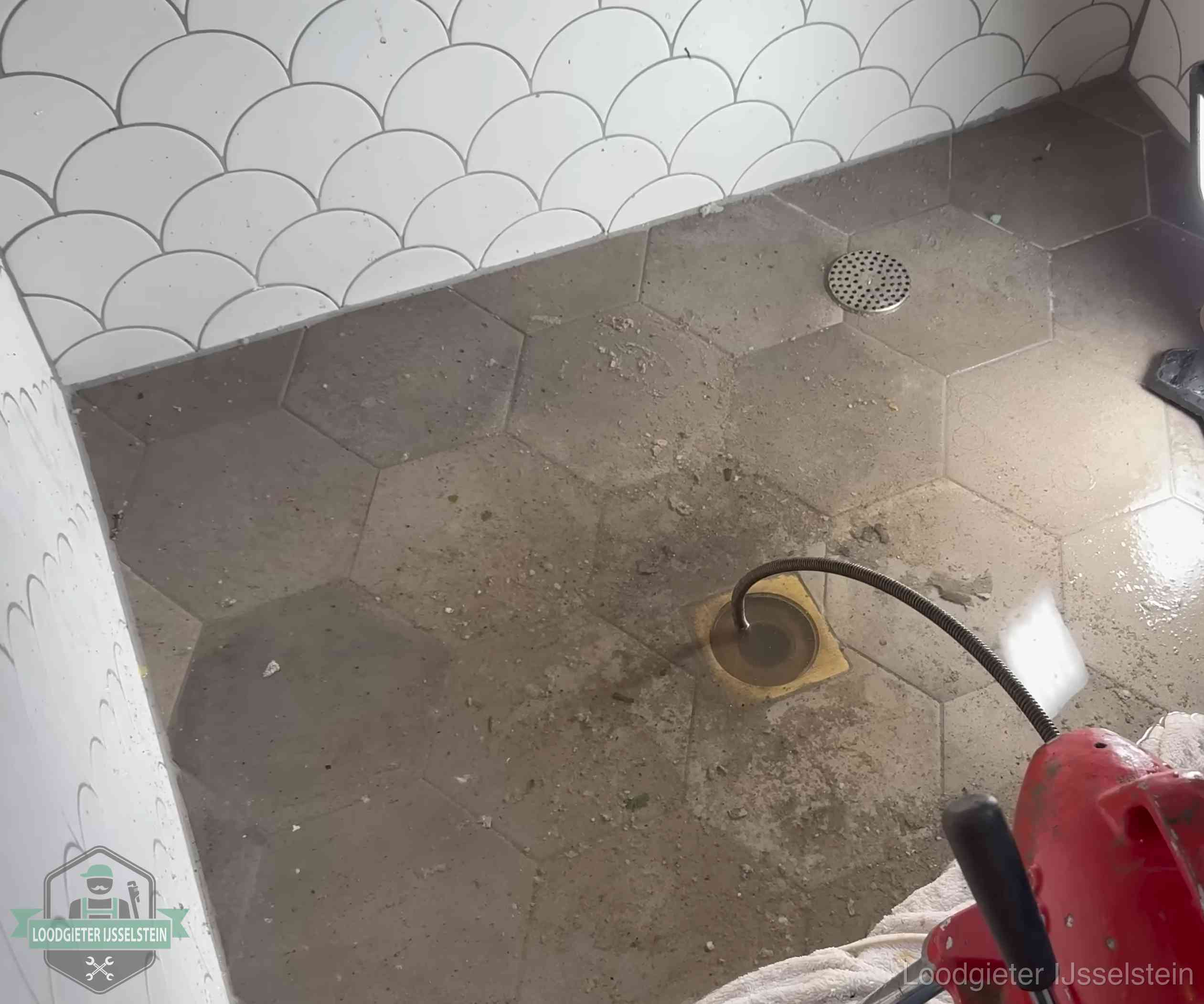 Vloerput met waterslot in een badkamer in IJsselstein, een bron van stank als het waterslot droogstaat