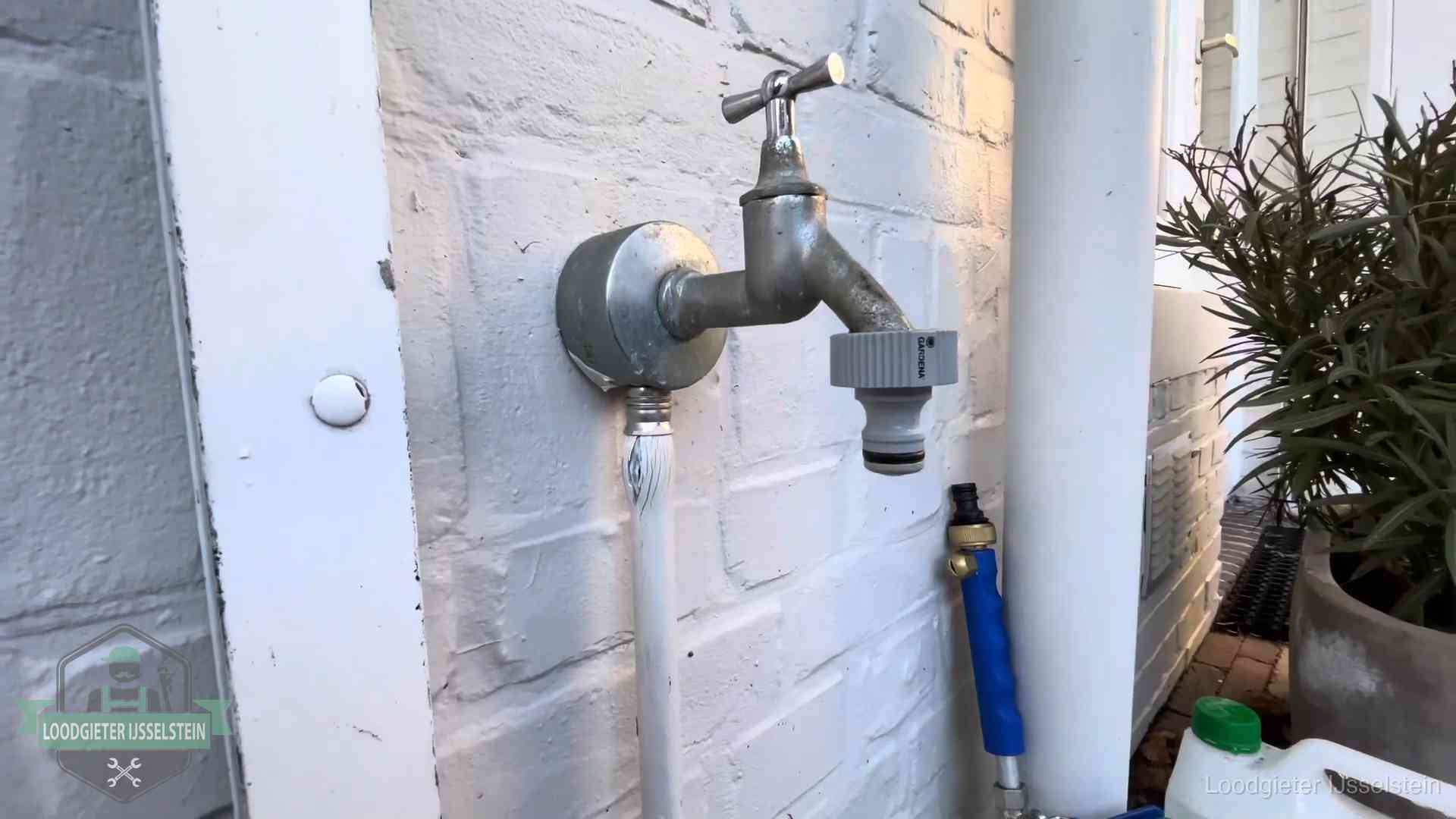 Hoge waterrekening in IJsselstein Buitenkraan met slangaansluiting bij een woning in IJsselstein, sluipverbruik zie je terug op de waterrekening