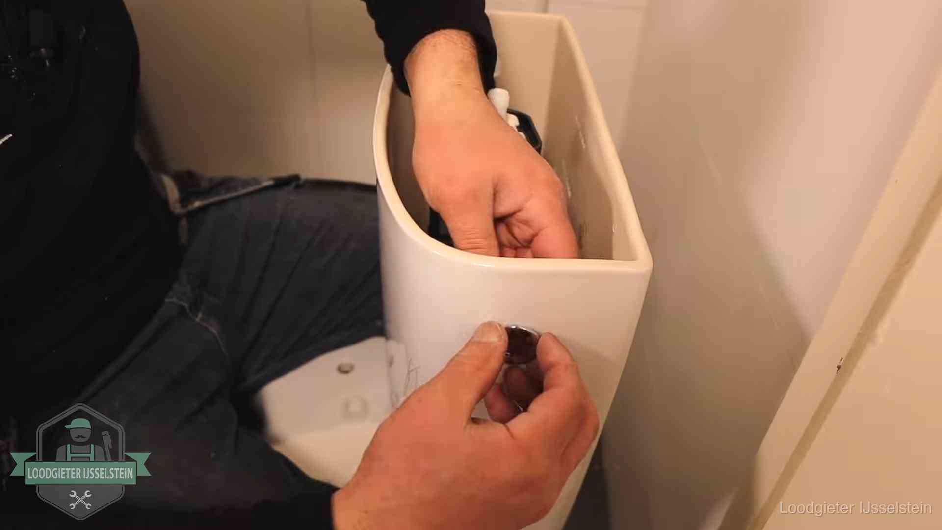 Drukknop van een duoblok-stortbak wordt gemonteerd bij een toilet in IJsselstein