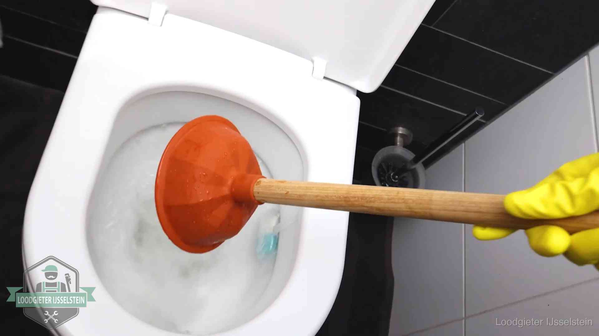 Plopper wordt in de wc-pot gedrukt bij het ontstoppen van een toilet in IJsselstein