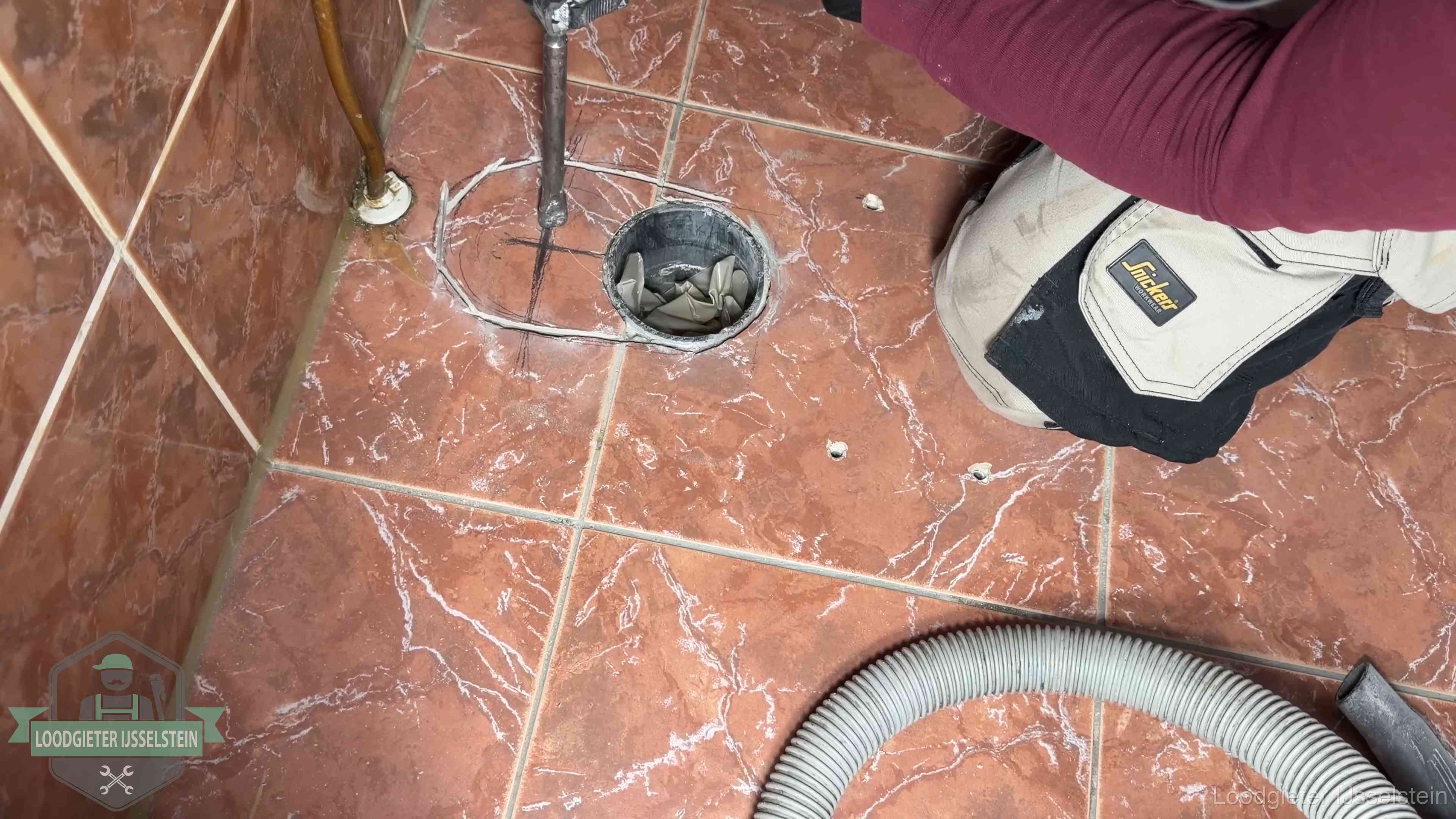 Open rioolaansluiting in de vloer waar de wc-pot is gedemonteerd in IJsselstein
