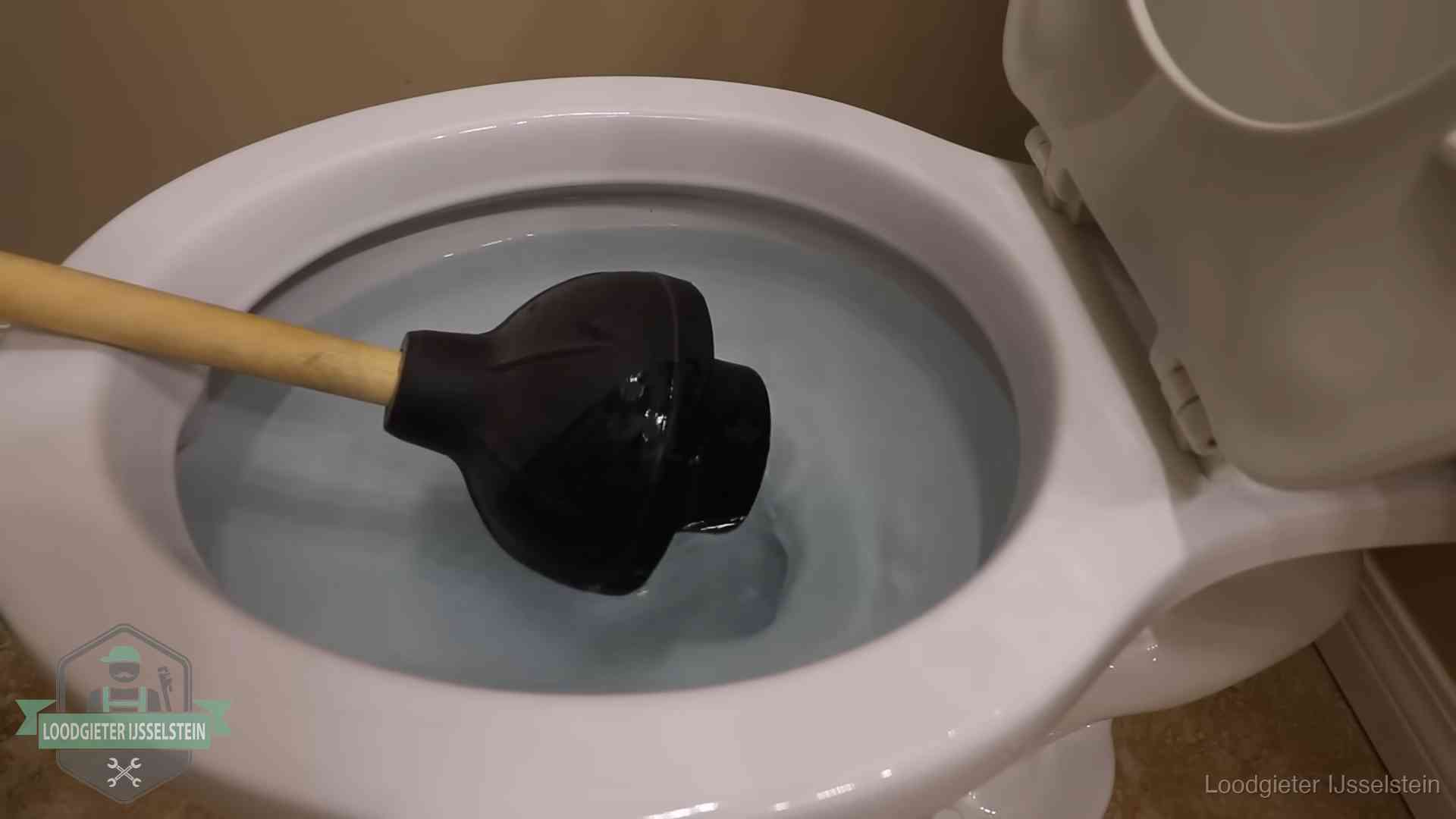 Plopper in een wc-pot die vol water staat in IJsselstein