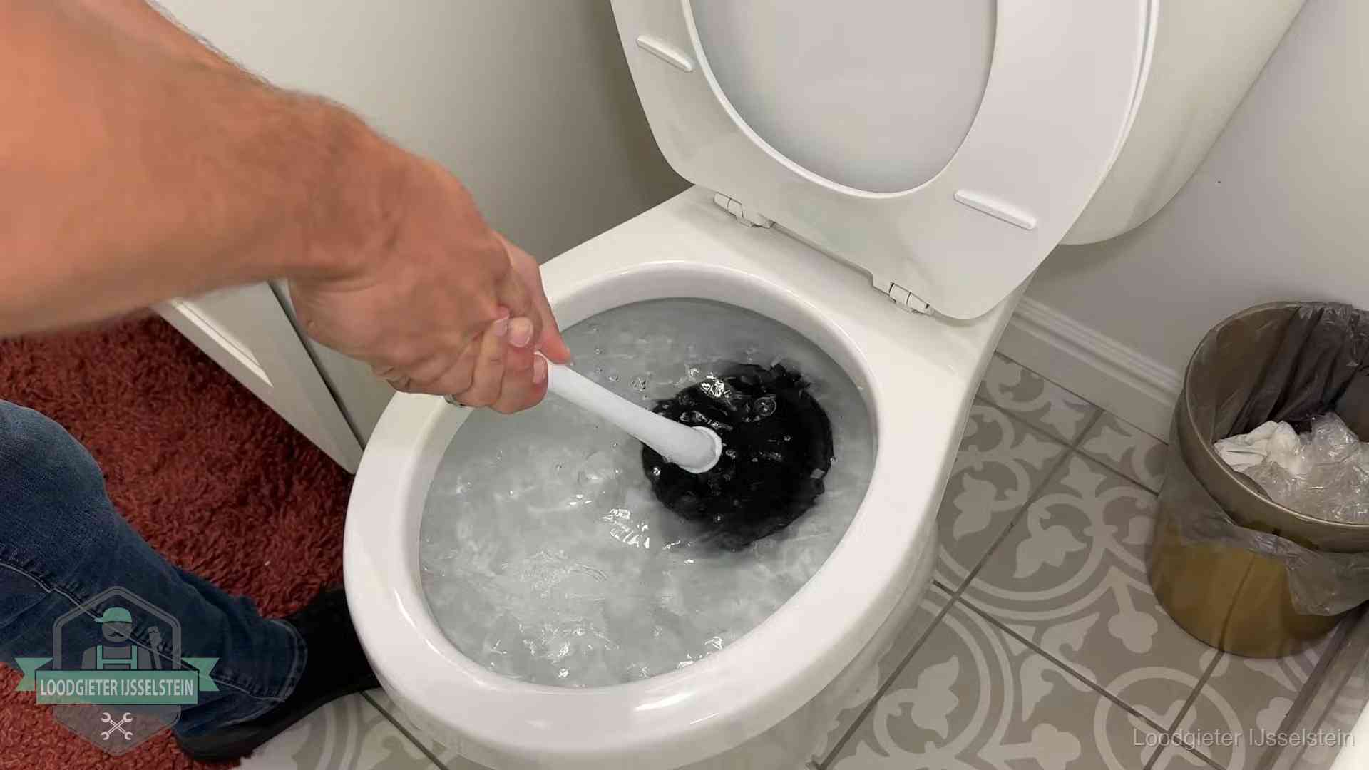 Zelf de wc ontstoppen met een plopper in IJsselstein, het water kolkt in de pot