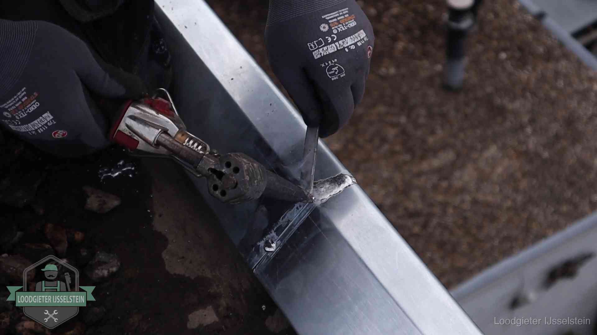 Zinken naad solderen op een dak in IJsselstein, vakwerk waar het bij zelf repareren vaak misgaat