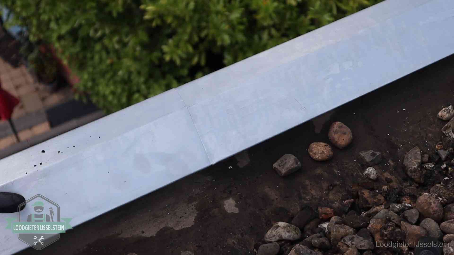 Strak gesoldeerd naaddetail in een zinken daktrim op een dak in IJsselstein